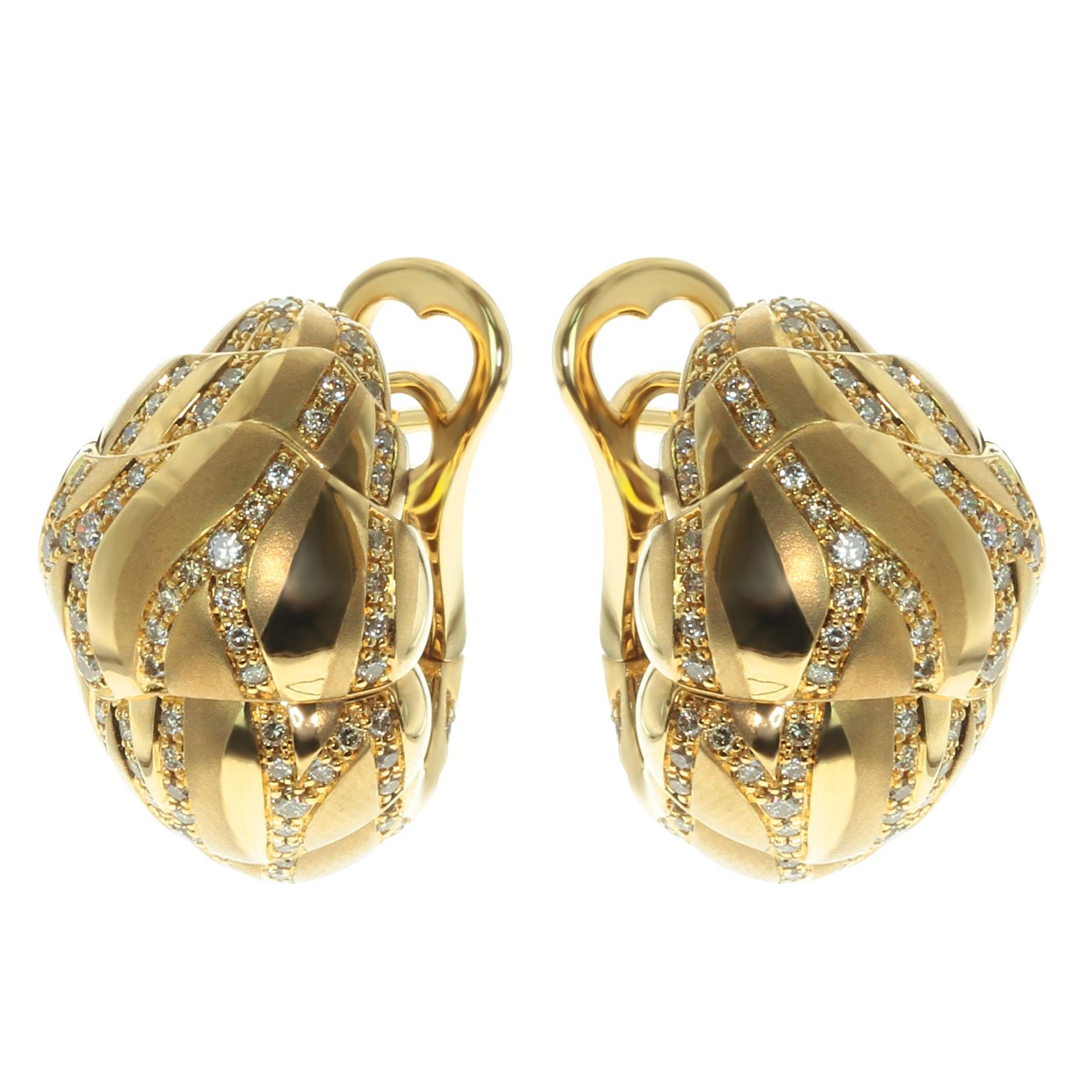 Braune Diamanten 18 Karat Gelbgold Sand-Düne Ohrringe

Waren Sie jemals in einer Sandwüste? Lassen Sie uns die Ohrringe darstellen, die durch eine gemütliche Wüste inspiriert werden. Die Ohrringformen und die Kombination von poliertem und feinem,