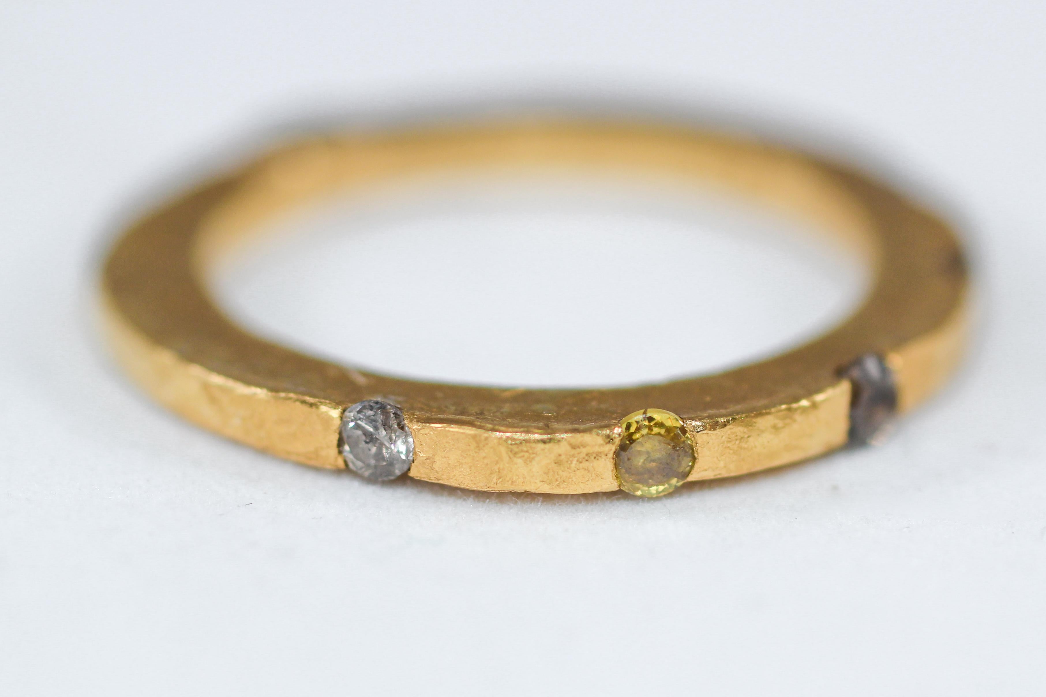 Brown Diamanten in recycelten 22K Gold Hochzeit Band Ring stapelbar AB Jewelry NYC (Moderne) im Angebot