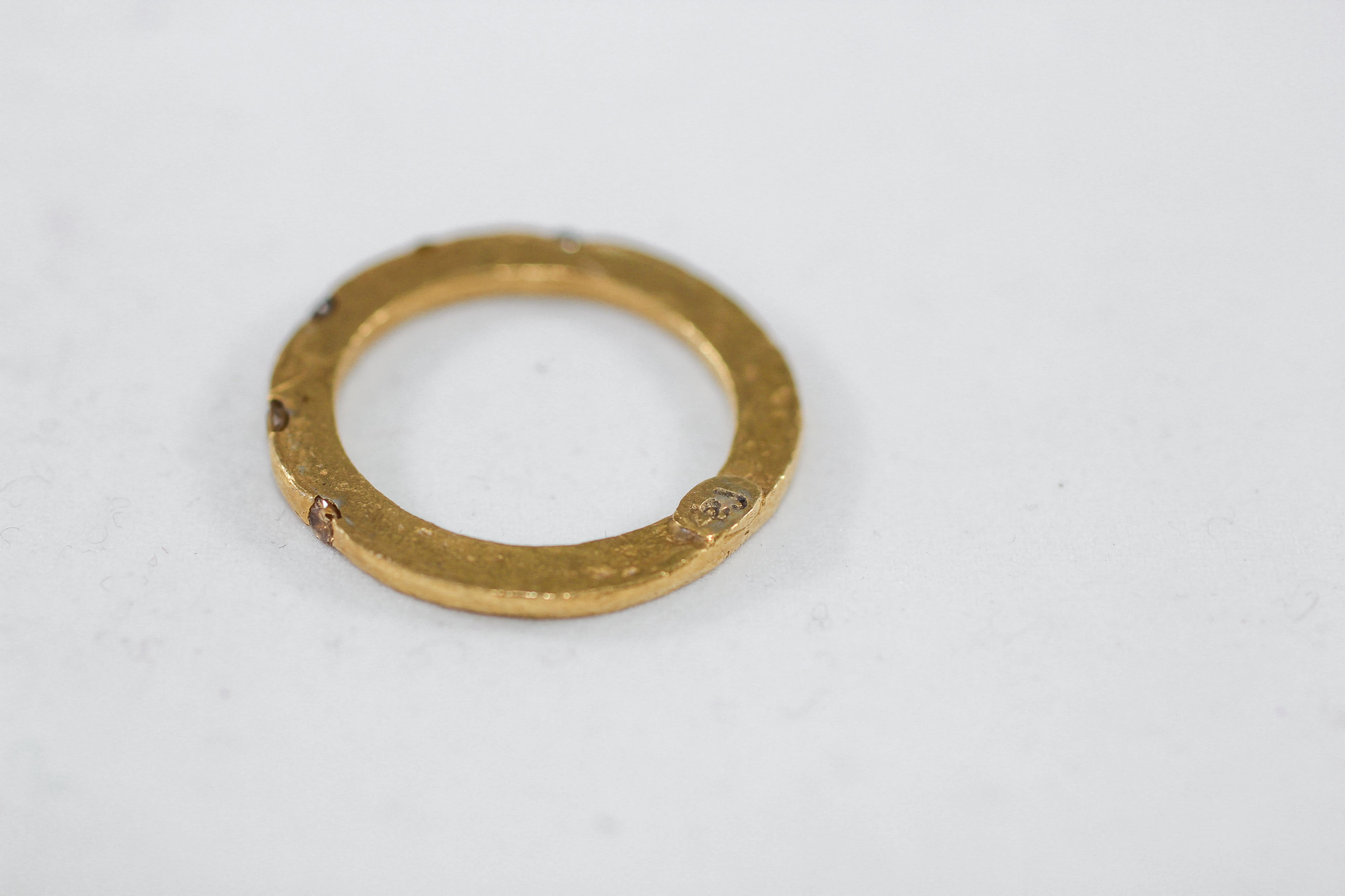 Brown Diamanten in recycelten 22K Gold Hochzeit Band Ring stapelbar AB Jewelry NYC für Damen oder Herren im Angebot
