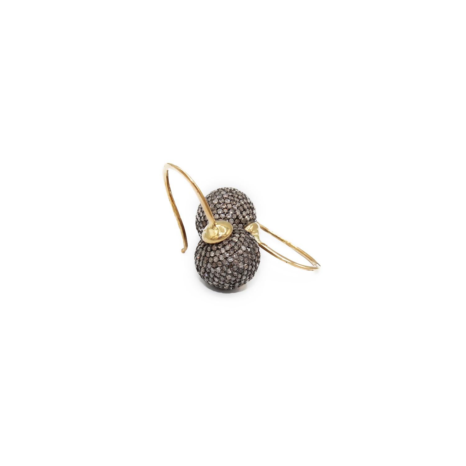 Elegant earrings in 18kt yellow gold and Brown Diamonds pave . 
Silver setting 18 mm diameter
Brown Diamonds ct. 4,70
Yellow Gold g. 2,2
Hook System

