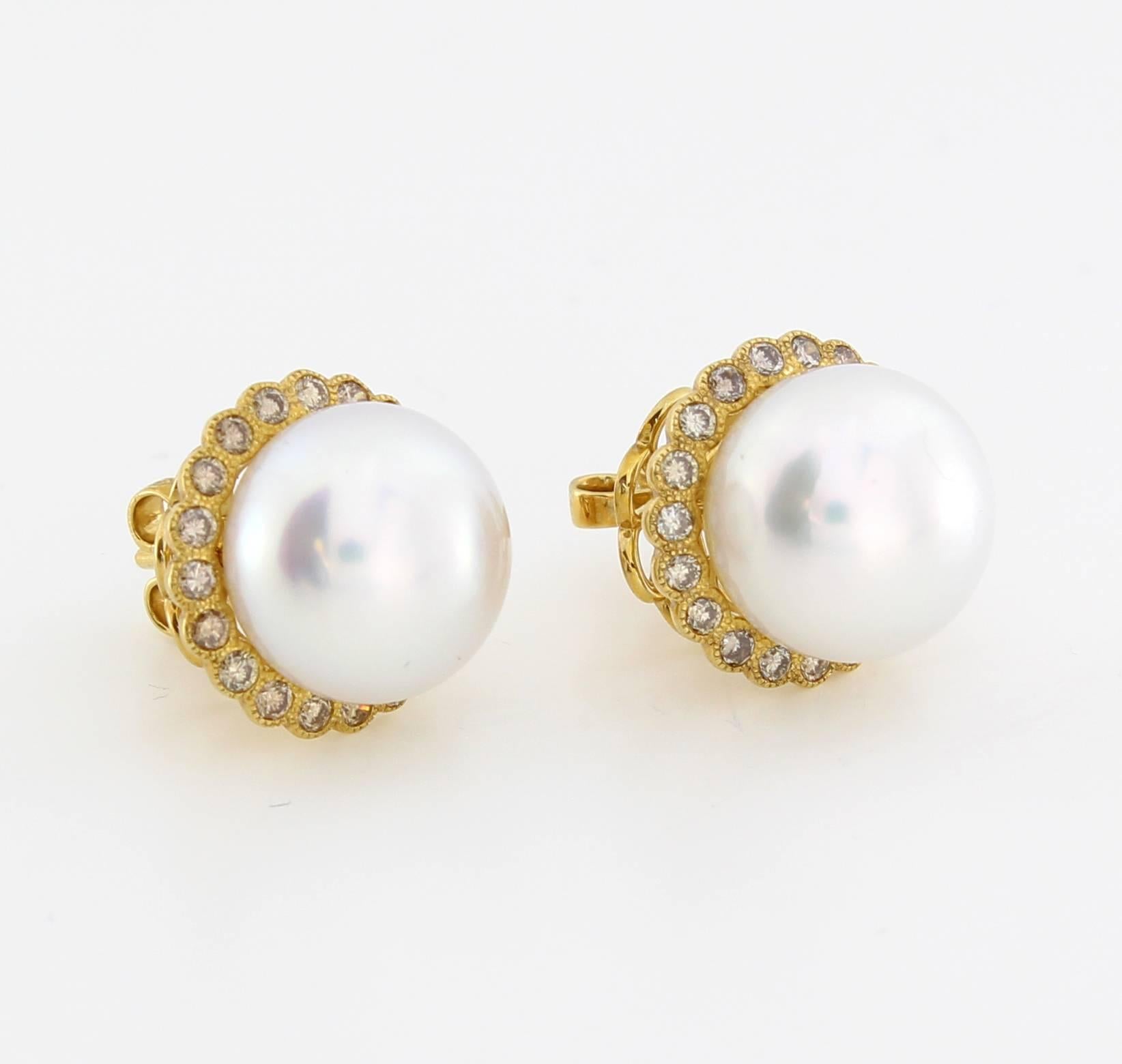 The Sphere Stud Earrings are from the AUTORE Timeless Collection.
This piece is crafted in 18k Yellow Gold with Brown Diamonds (0.88ct) and 12mm High Button White South Sea Pearls. 