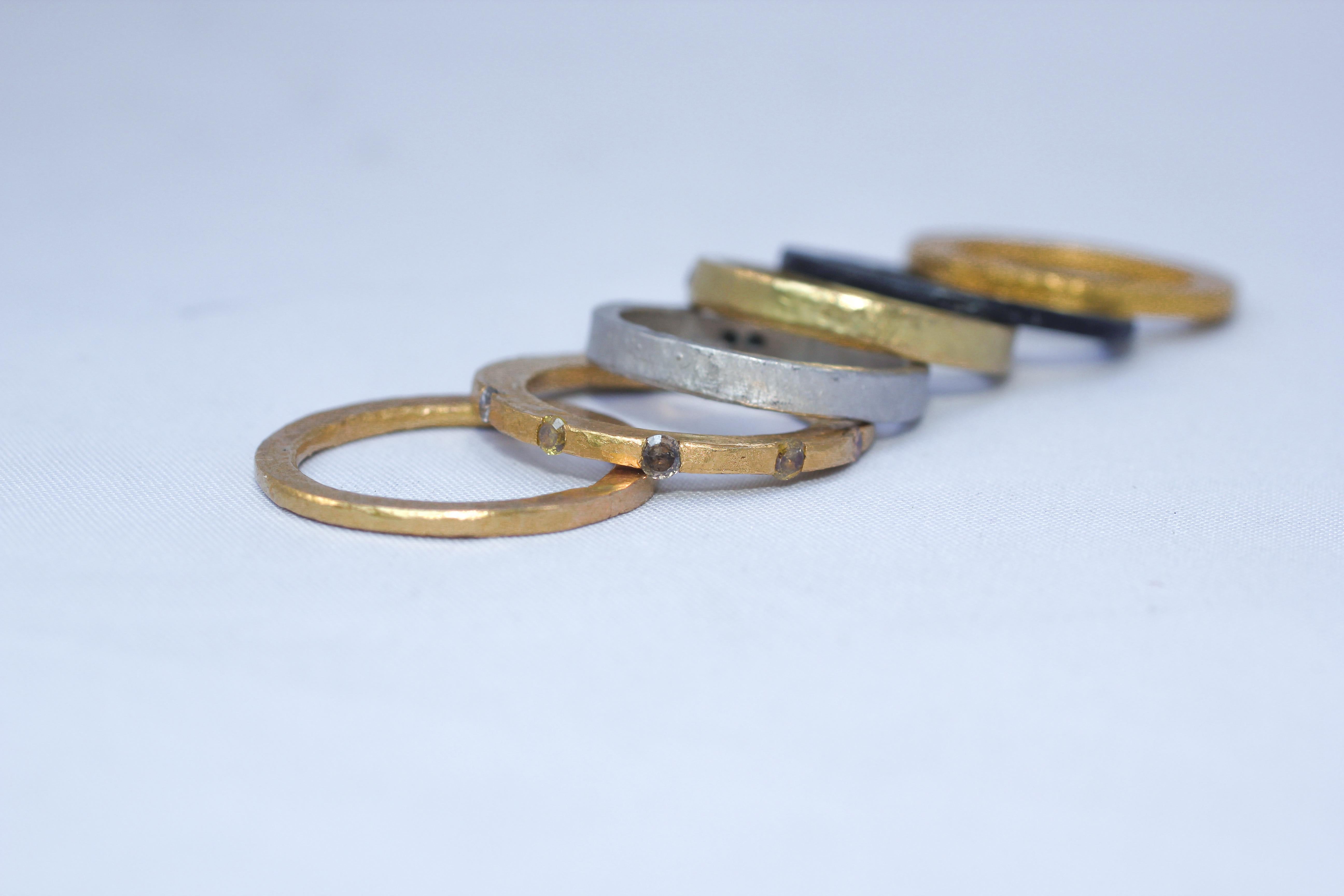 Hochzeits- oder Hochzeitsband mit sechs Ringen. Farbdiamanten sind in 22-karätigem Gold, kombiniert mit 18-karätigem Gold, und Ringen aus Sterlingsilber gefasst. Einfaches modernes Design Stack #3. 

Diese auffälligen Hochzeits- oder Brautringe