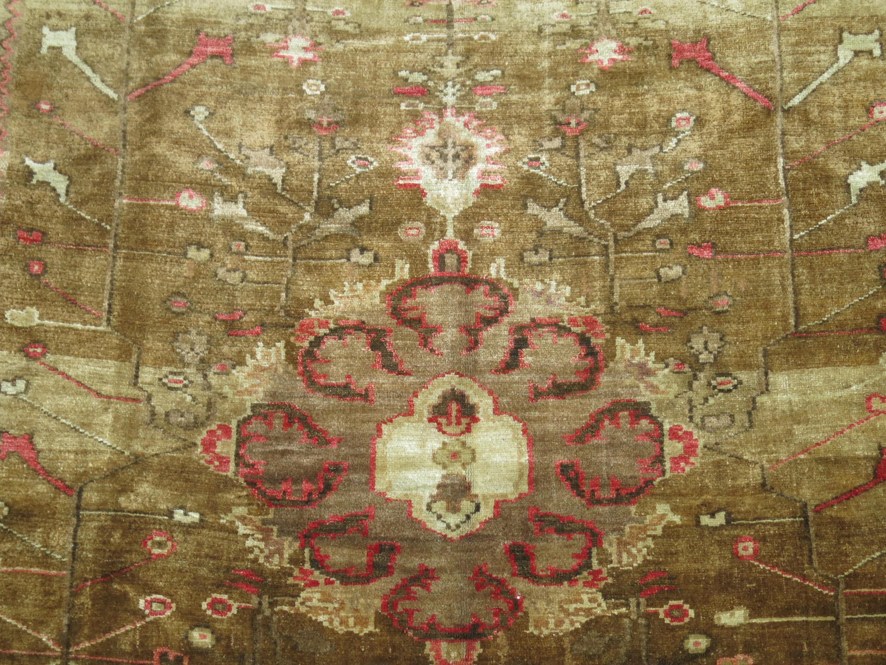 Brauner türkischer Doppelmedaillon-Teppich aus der Mitte des 20. (Handgeknüpft) im Angebot