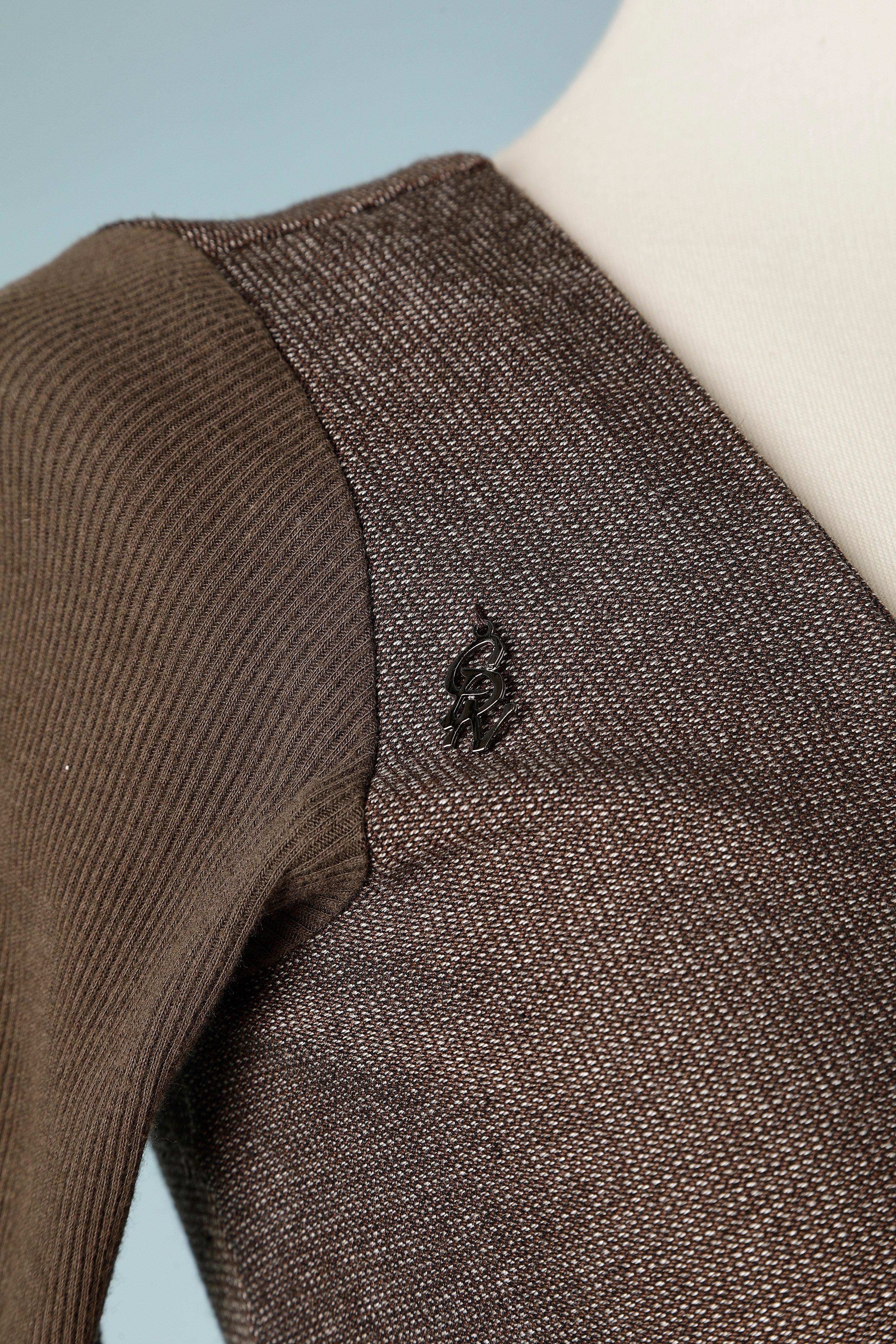 Braunes Jerseykleid mit Spitzenrüschen in der vorderen Mitte. Kleine CDN-Marke auf der rechten Schulter. Zusammensetzung des Stoffes: 65% Polyester, 33% Viskose, 2% Elasthan
Größe S