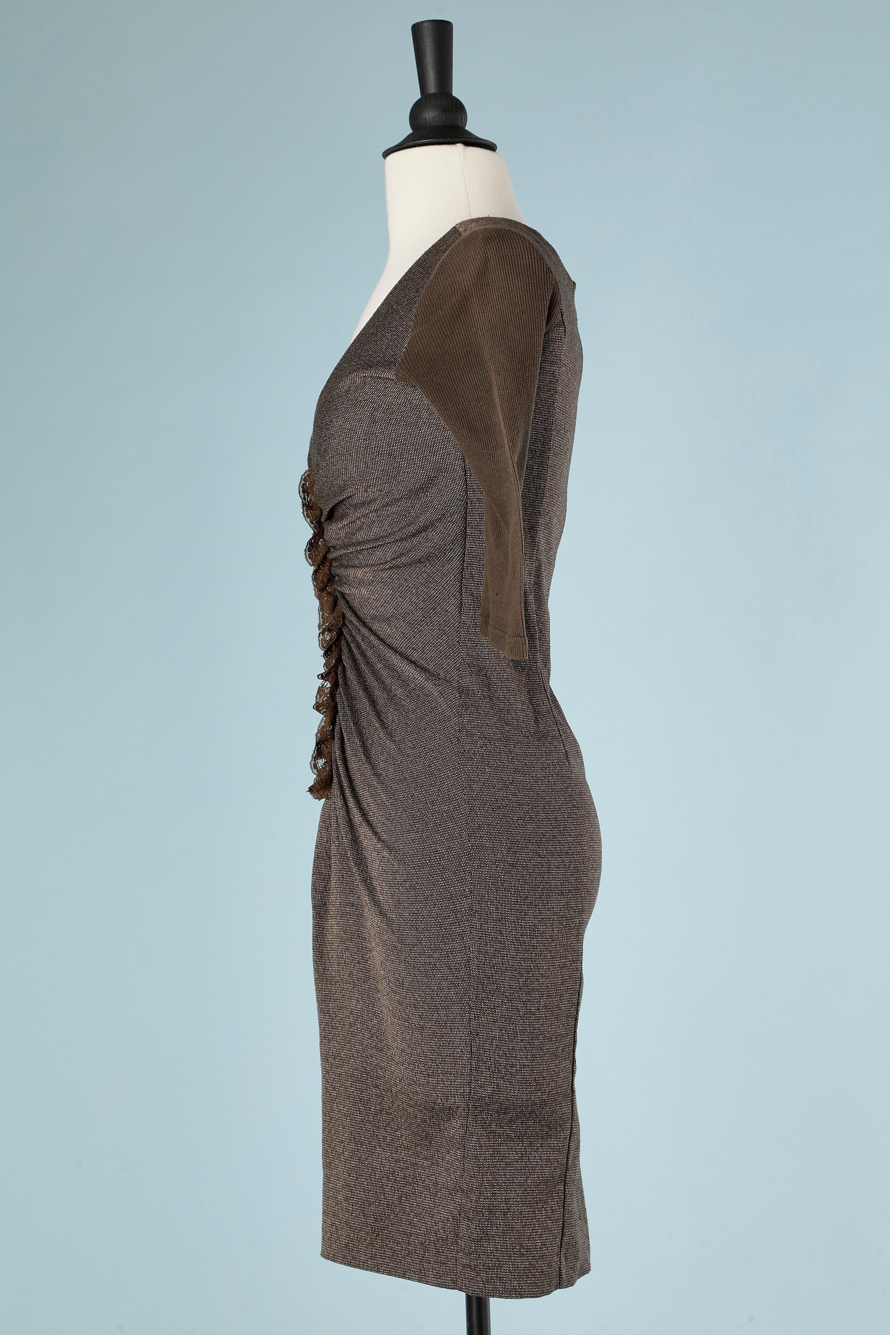 Braunes drapiertes Jerseykleid mit Spitzenrüschen in der vorderen Mitte Pierre Cardin  im Zustand „Gut“ im Angebot in Saint-Ouen-Sur-Seine, FR