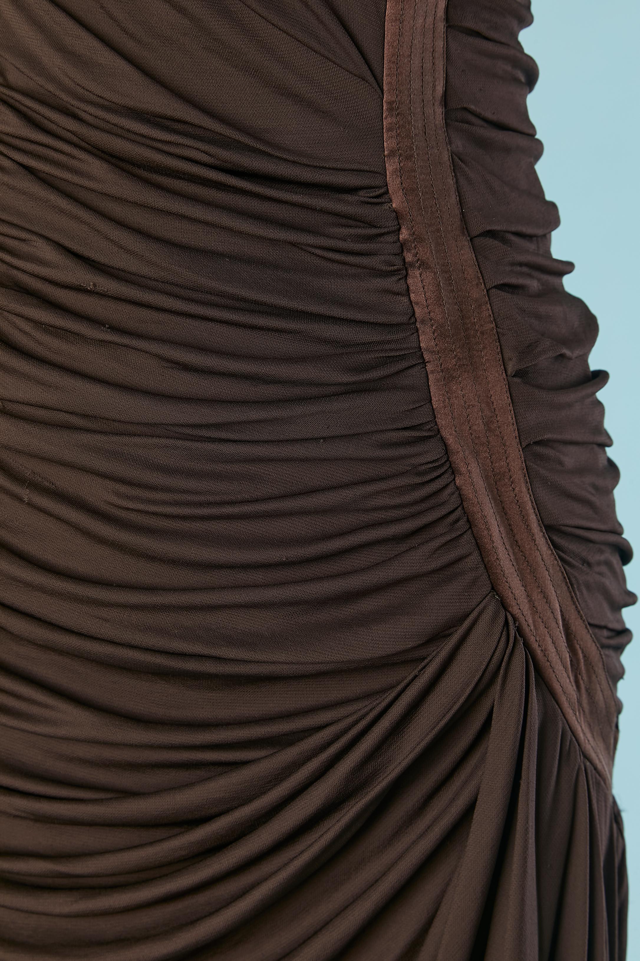 Vestido de cóctel marrón drapeado sin mangas. Composición del tejido : 100% Cupro (Rayón) y forro de punto de rayón. 
Banda de seda cosida por encima en el lateral 
Holograma de autenticidad. 
TALLA 44 (It) 40 (Fr) M 
