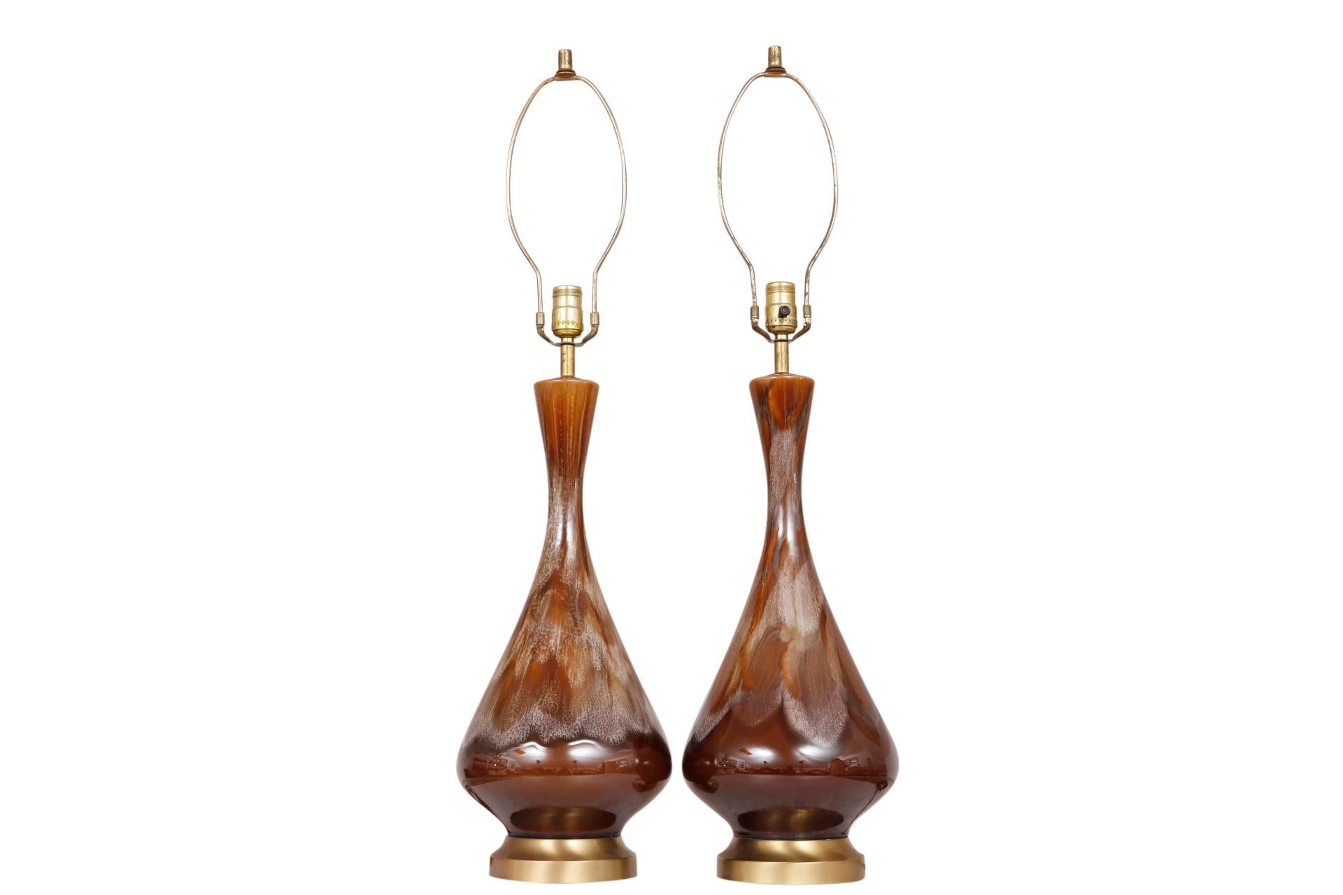 Paire de lampes de bureau en céramique à glaçure marron à gouttes Bon état - En vente à Bradenton, FL