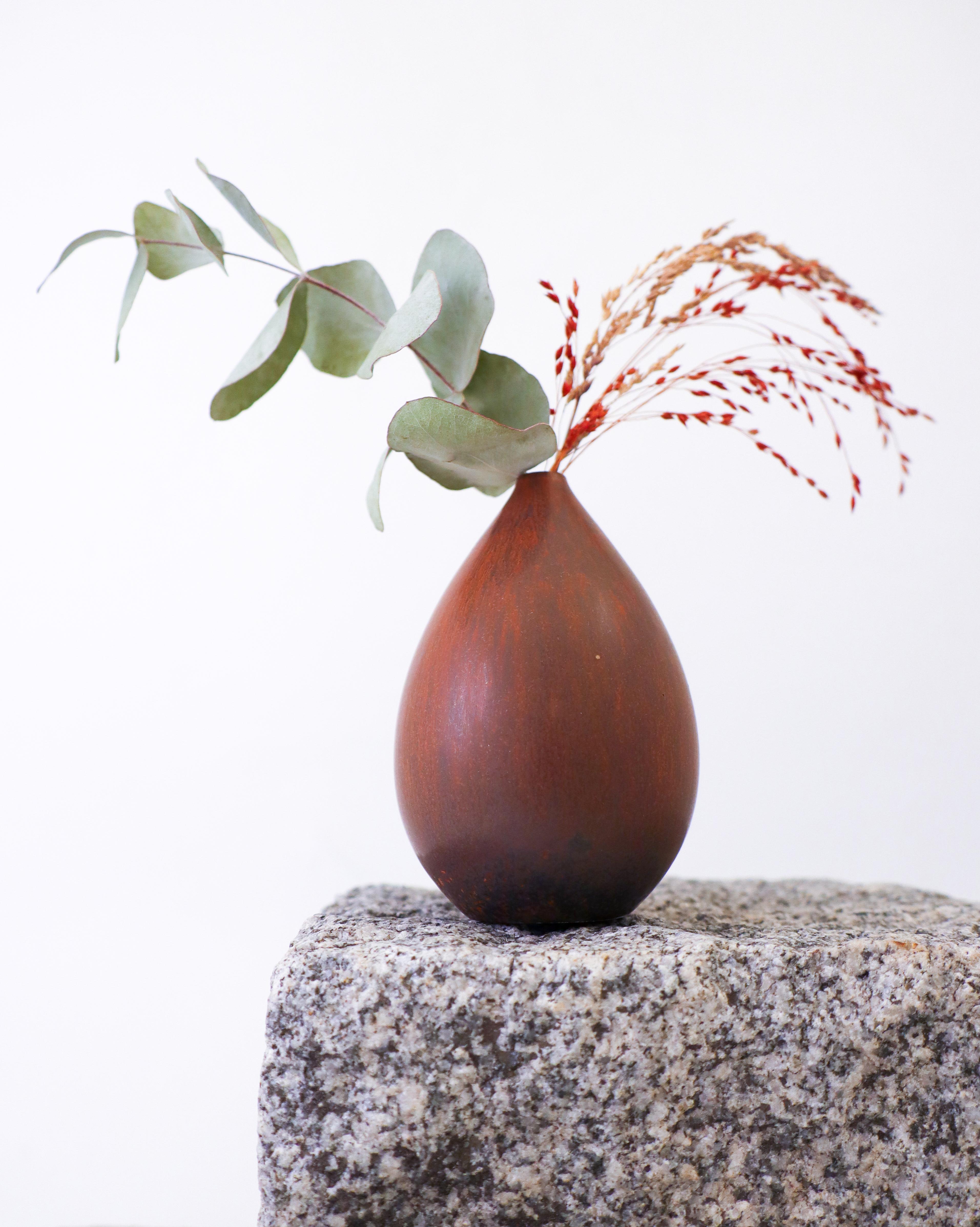 Un vase vintage marron conçu par Carl-Harry Stålhane chez Rörstrand au milieu du 20ème siècle, il mesure 10 cm de haut et est en parfait état. Il est marqué comme étant de 1ère qualité. 

Carl-Harry Stålhane est l'un des grands noms de la céramique
