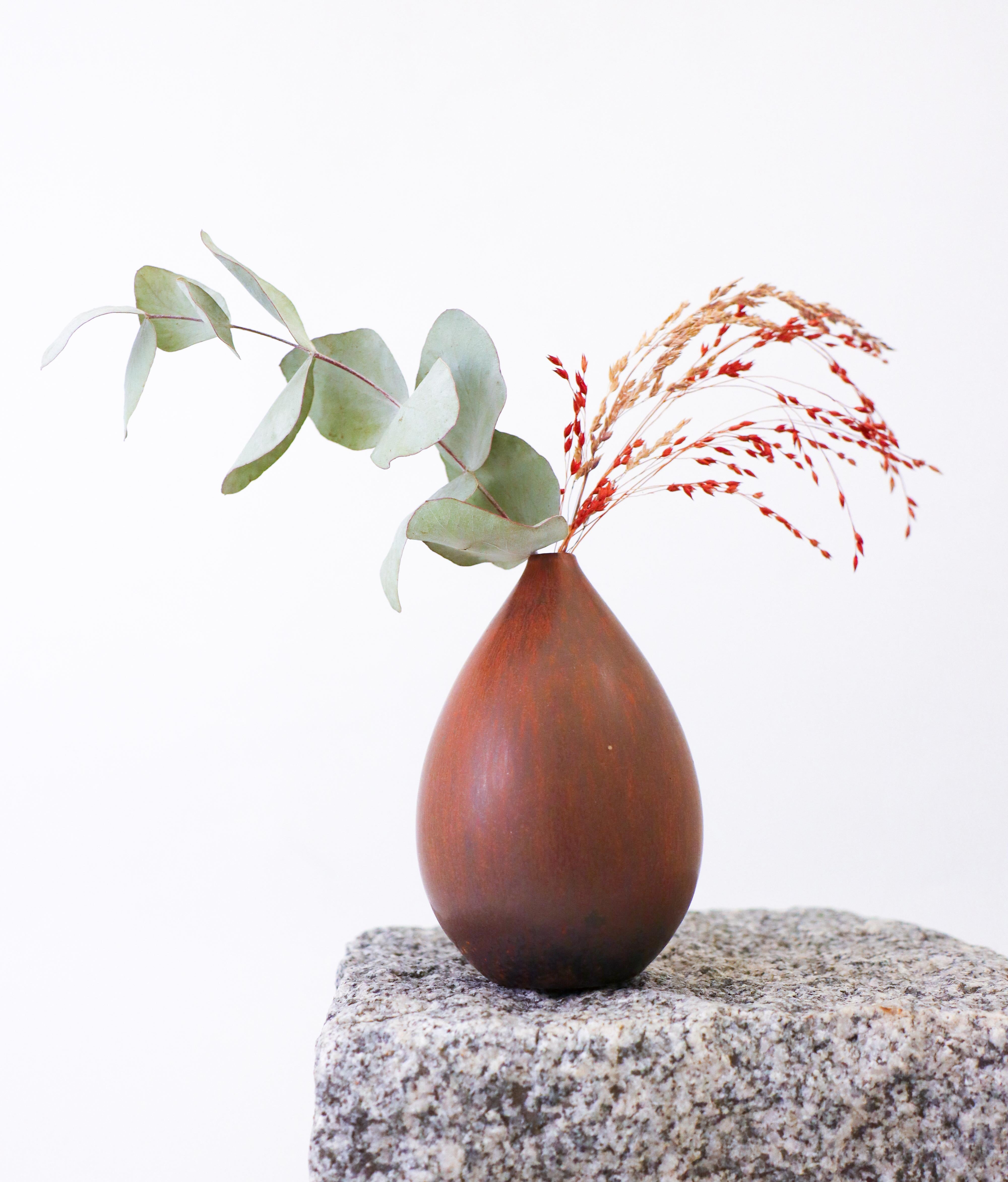 Scandinave moderne Vase en céramique en forme de goutte Brown Carl-Harry Stålhane Rörstrand, Midcentury Vintage en vente