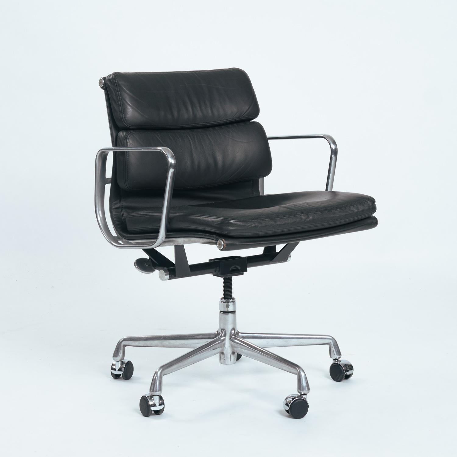 Se trata de una Silla de dirección Eames Aluminum Group Soft Pad, modelo EA217, diseñada originalmente por Charles and Ray Eames para Herman Miller en 1969. Esta silla data de finales de los 70, principios de los 80 y es de Herman Miller.
El diseño