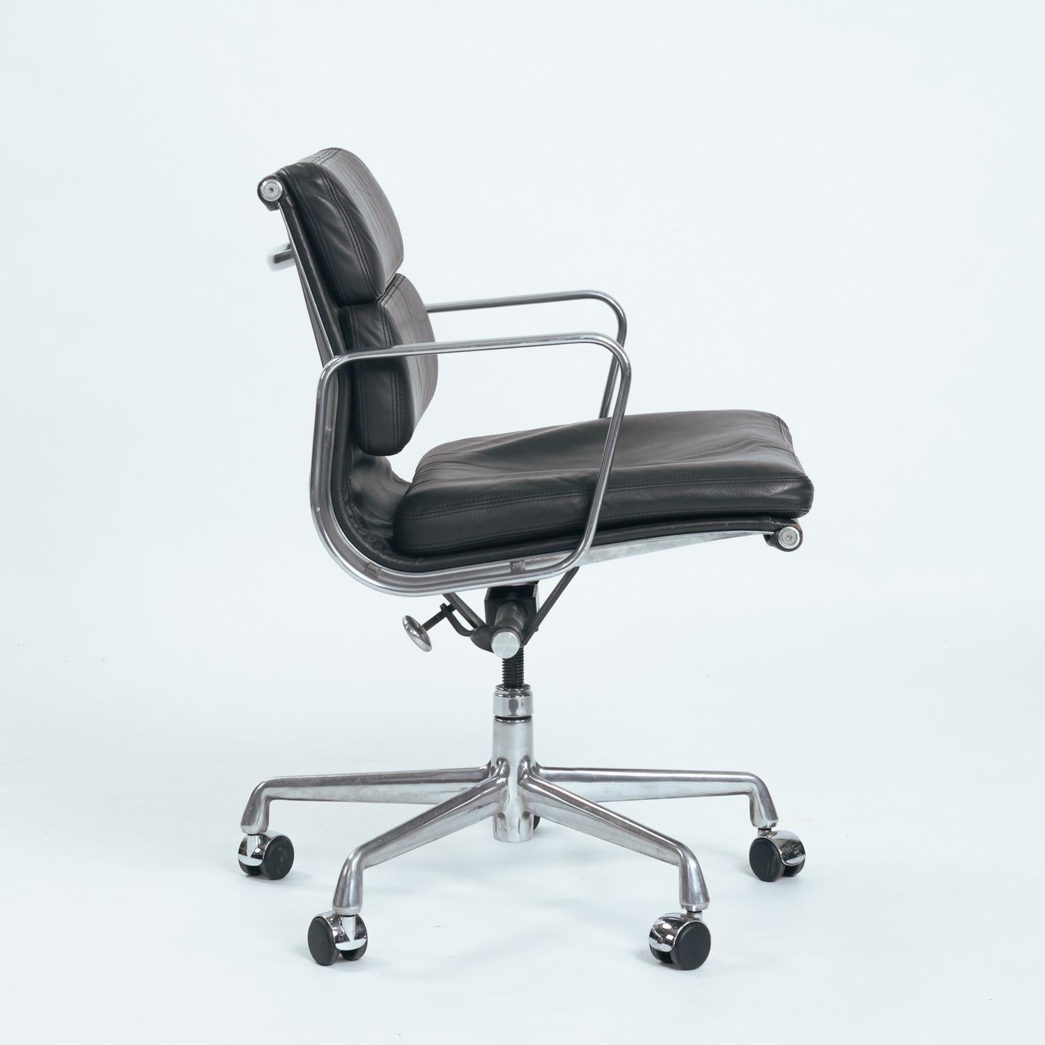 Silla de escritorio Softpad EA217 marrón de Charles and Ray Eames para Herman Miller, años 80 Moderno de mediados de siglo en venta