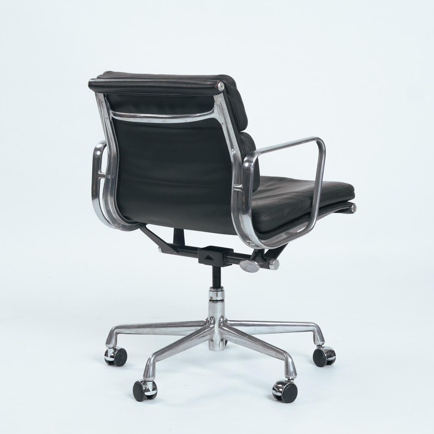 Silla de escritorio Softpad EA217 marrón de Charles and Ray Eames para Herman Miller, años 80 Estadounidense en venta