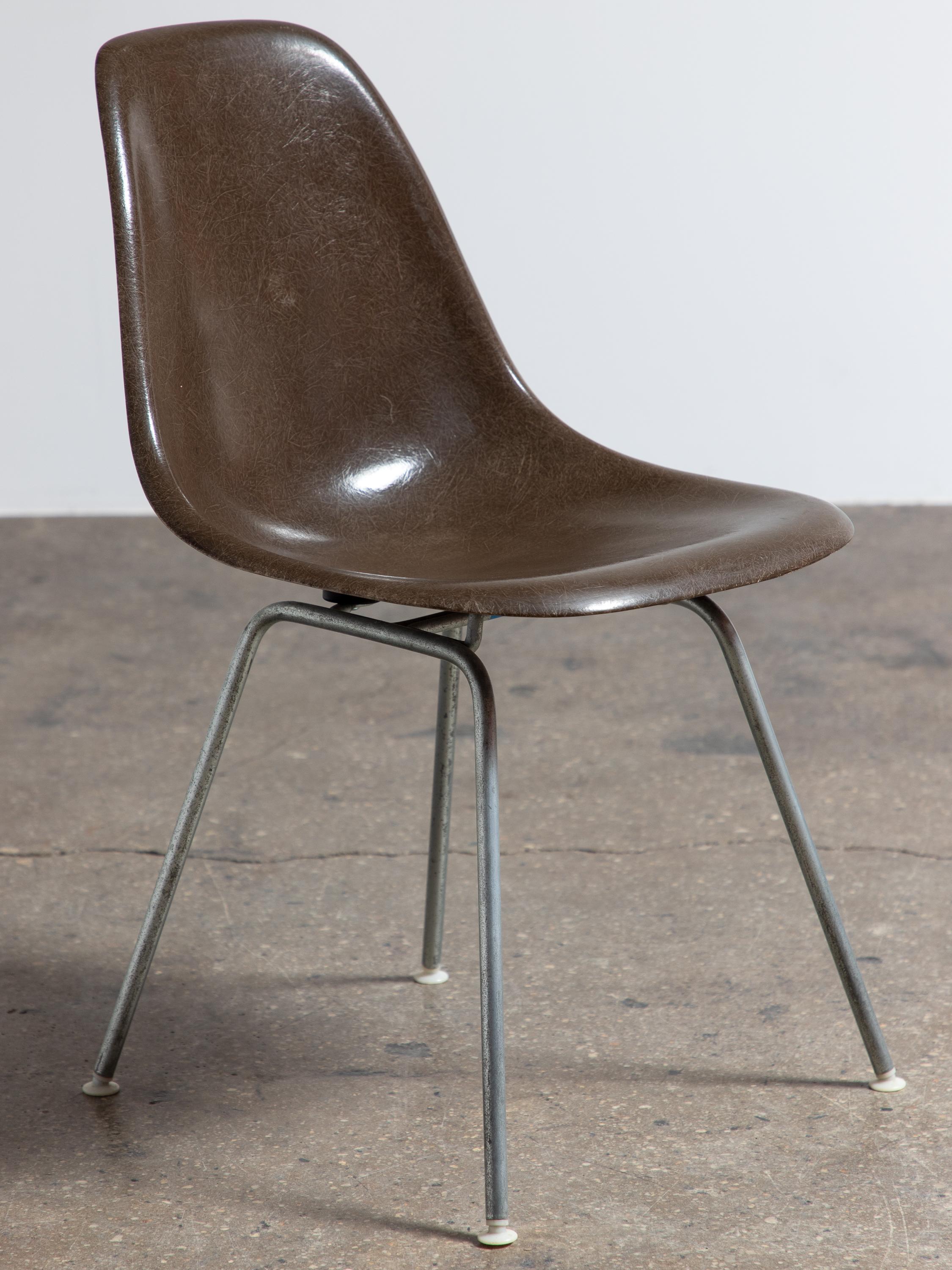 Brown Eames for Herman Miller Vintage Fiberglass Shell Chairs (Chaises à coque en fibre de verre) en vente 2