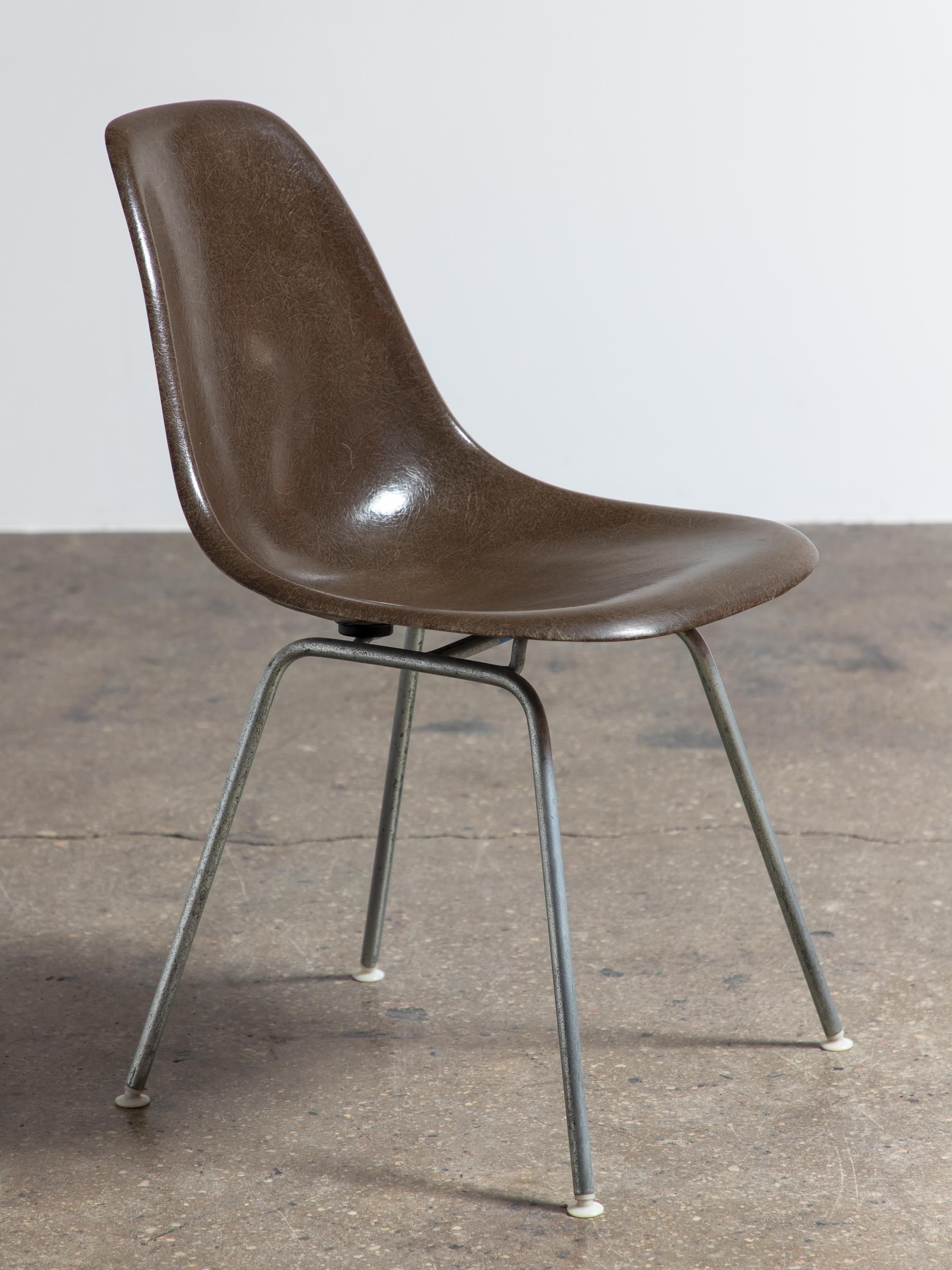 Mid-Century Modern Brown Eames for Herman Miller Vintage Fiberglass Shell Chairs (Chaises à coque en fibre de verre) en vente
