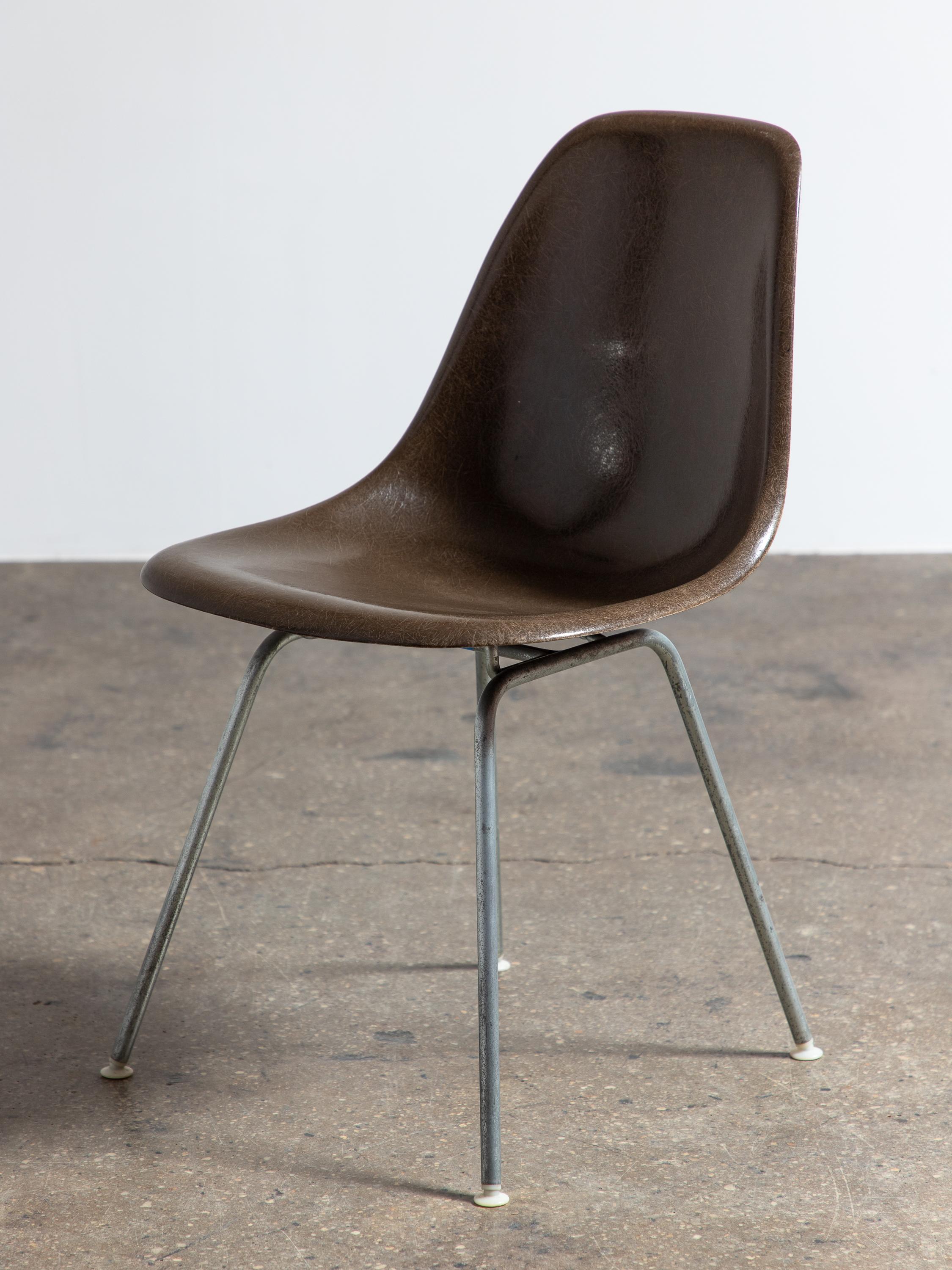 Américain Brown Eames for Herman Miller Vintage Fiberglass Shell Chairs (Chaises à coque en fibre de verre) en vente