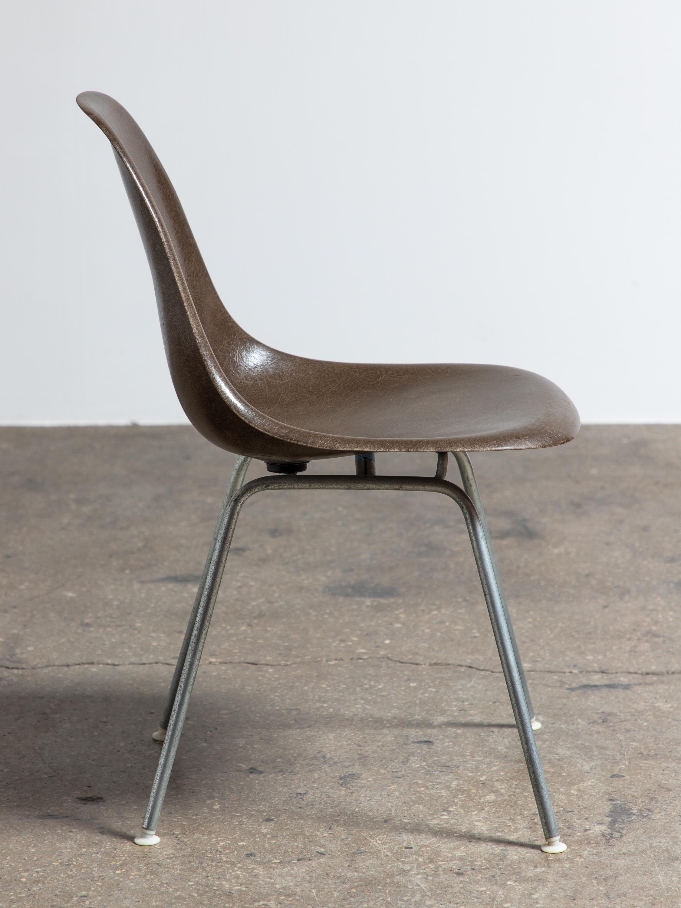 Moulé Brown Eames for Herman Miller Vintage Fiberglass Shell Chairs (Chaises à coque en fibre de verre) en vente