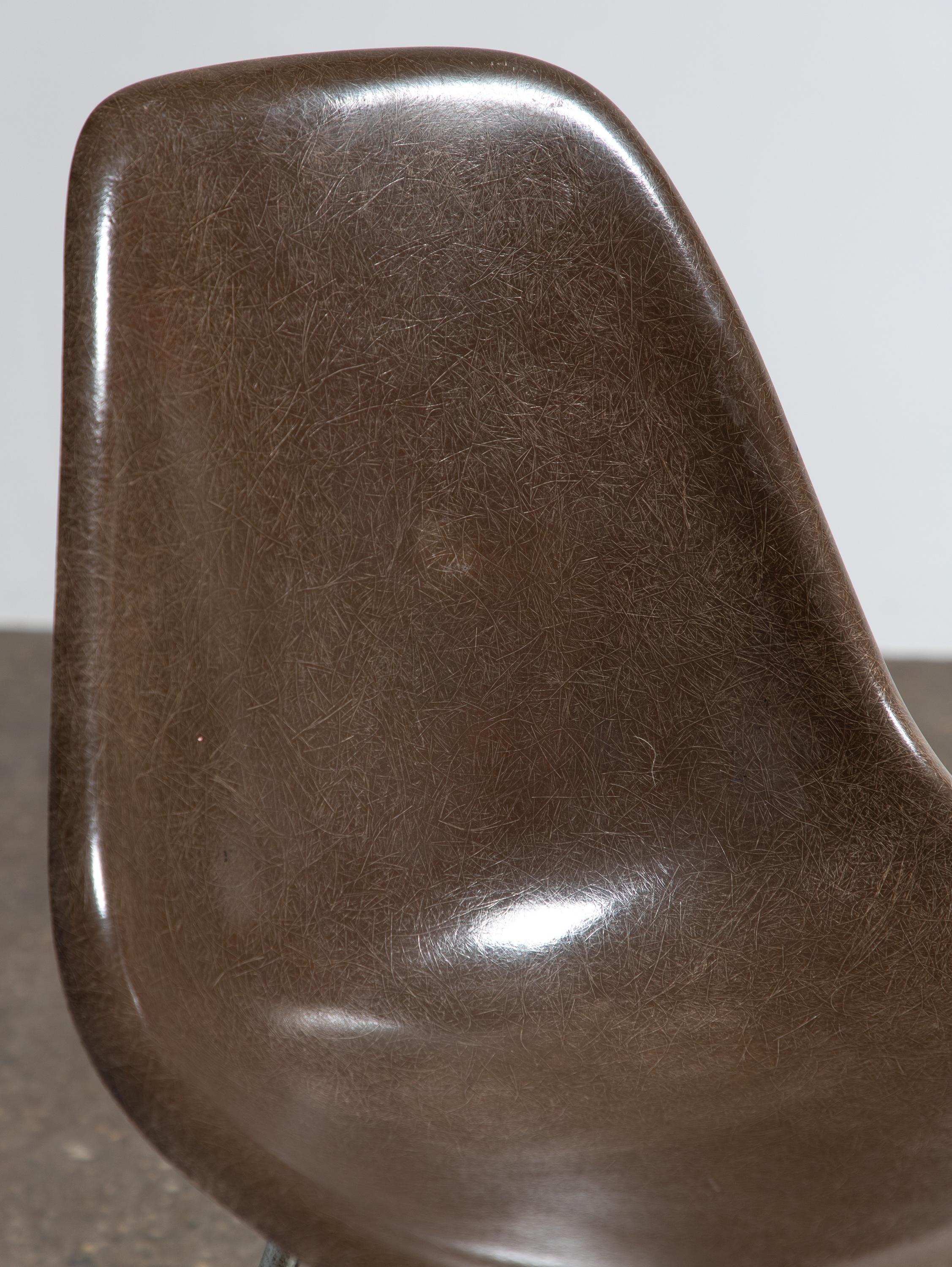 Milieu du XXe siècle Brown Eames for Herman Miller Vintage Fiberglass Shell Chairs (Chaises à coque en fibre de verre) en vente