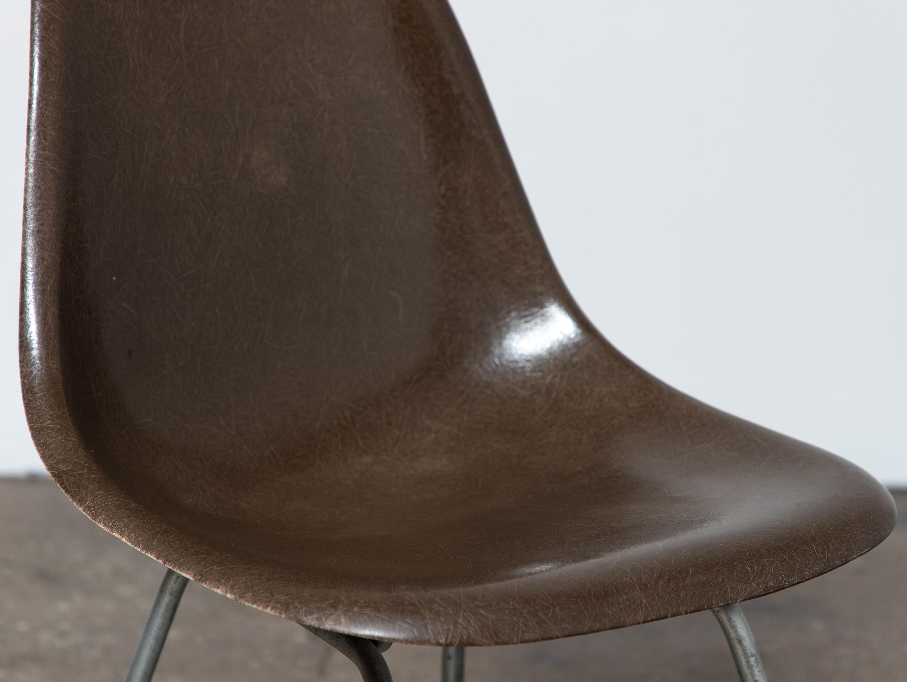 Fibre de verre Brown Eames for Herman Miller Vintage Fiberglass Shell Chairs (Chaises à coque en fibre de verre) en vente