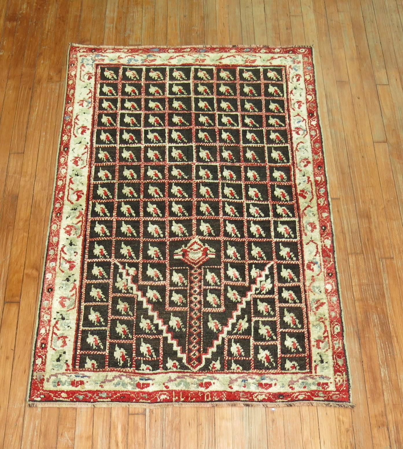 Ein einzigartiger antiker türkischer Ghiordes-Teppich aus dem frühen 20. Jahrhundert.

Maße: 3'7'' x 5'4''.