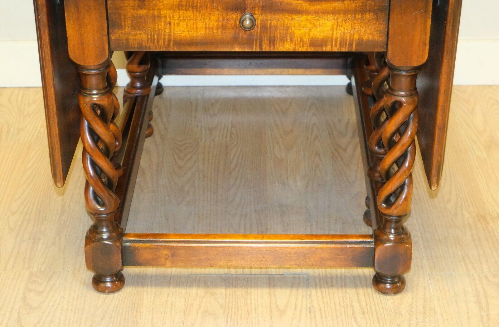 Table basse élégante et marron Theodore Alexander Drop Leaf avec pieds en cuir sur le dessus en vente 3