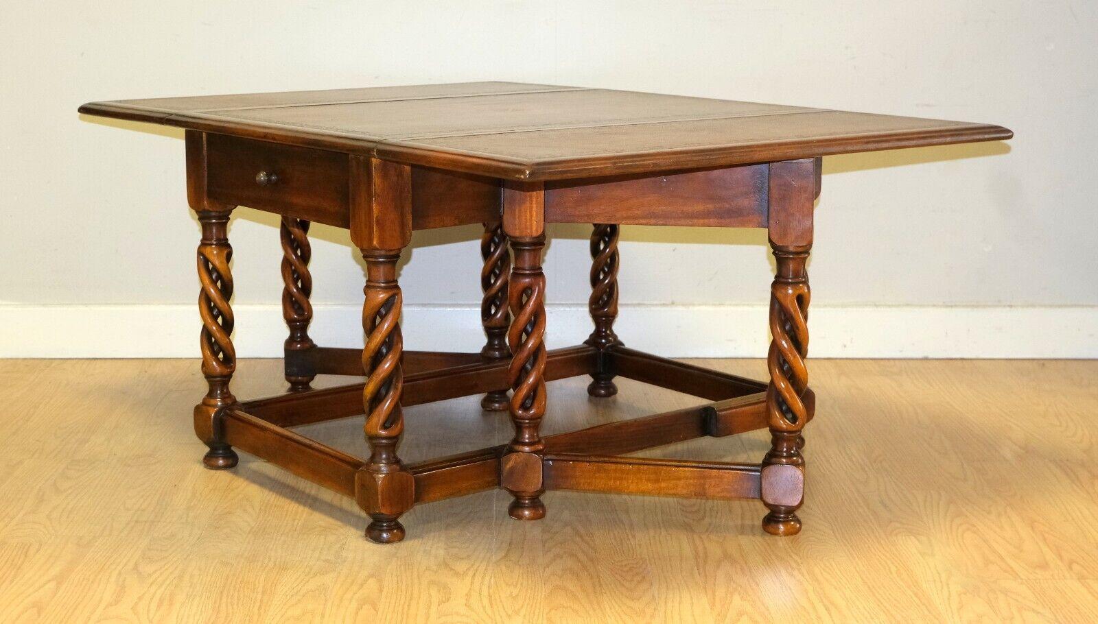 Nous avons le plaisir de vous proposer à la vente cette élégante table basse en acajou Theodore Alexander, avec son plateau en cuir marron et ses pieds en forme de porte. 

La belle torsion et la combinaison douce avec le reste des jambes sont