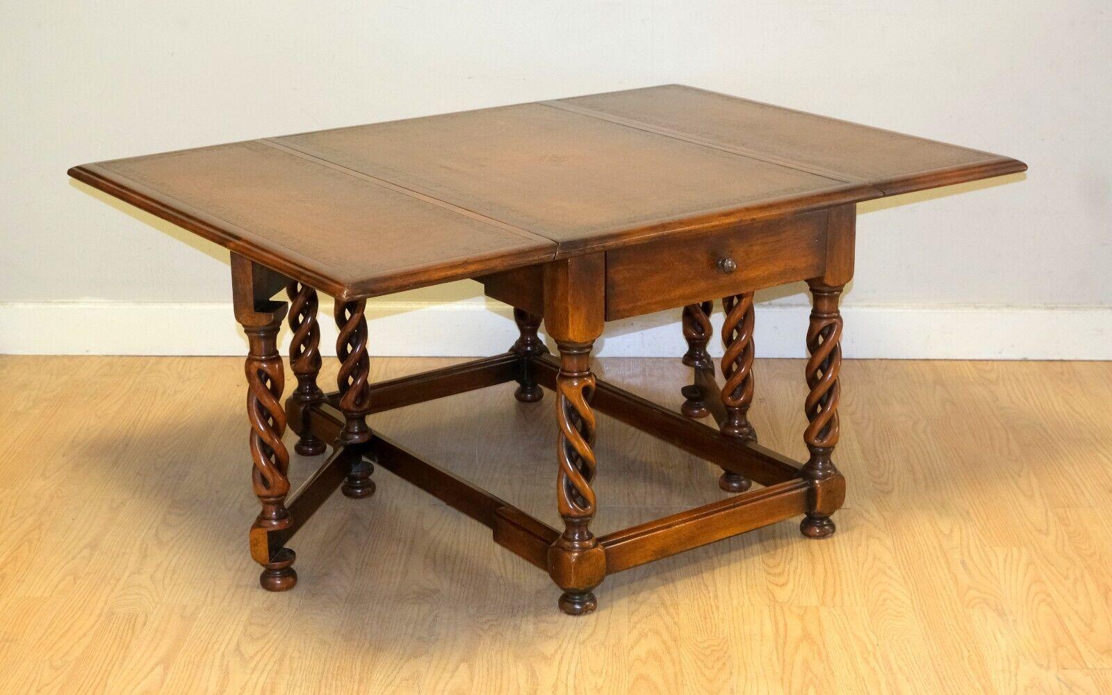 Victorien Table basse élégante et marron Theodore Alexander Drop Leaf avec pieds en cuir sur le dessus en vente