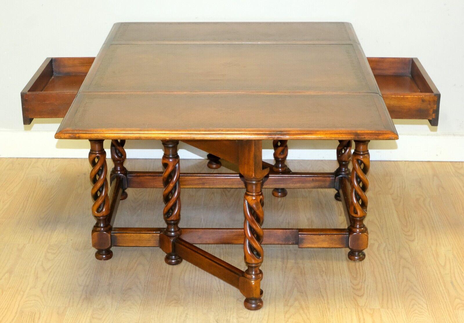 Anglais Table basse élégante et marron Theodore Alexander Drop Leaf avec pieds en cuir sur le dessus en vente