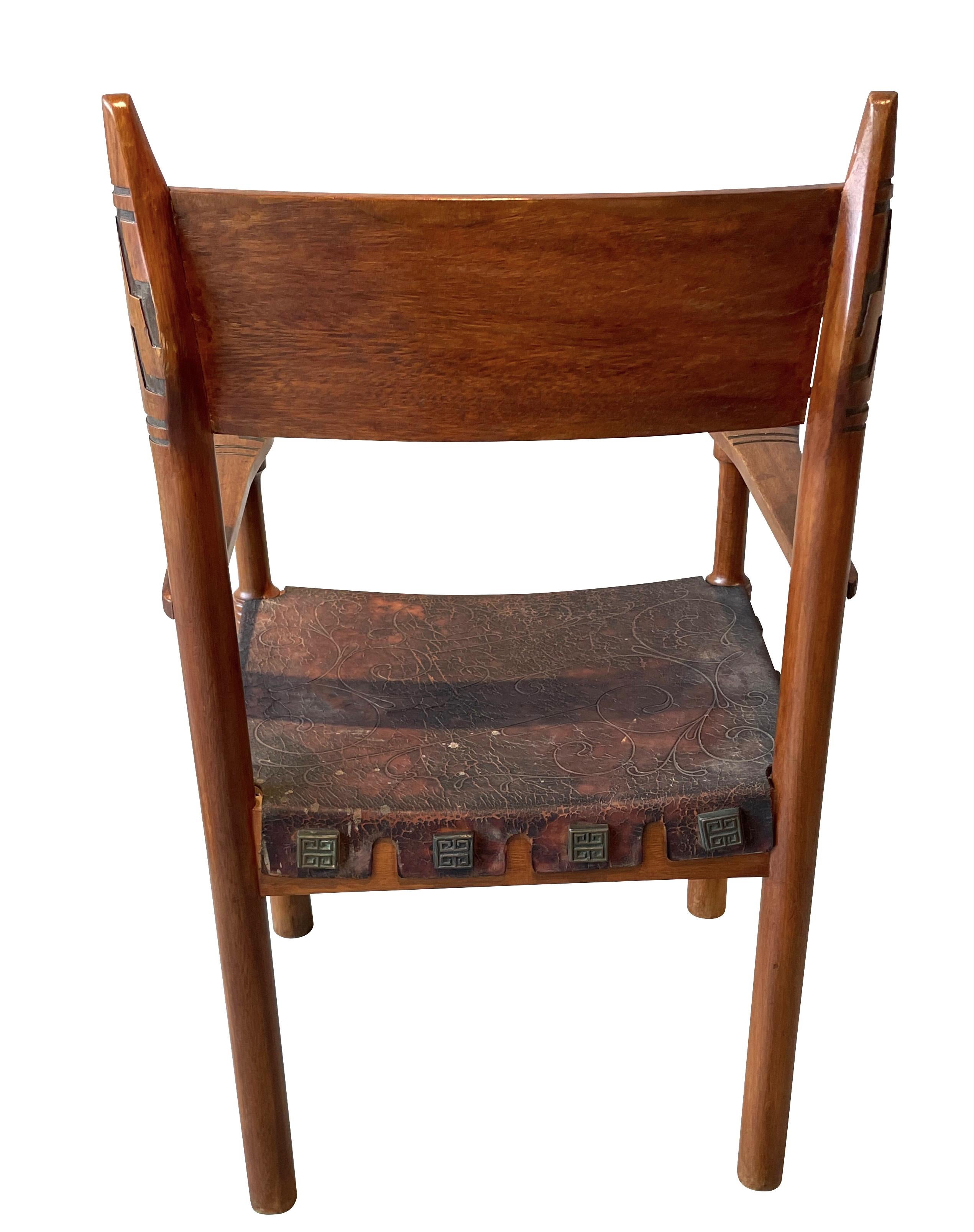 Braunes, geprägtes Leder mit Holzgestell Paar Stühle, Spanien, 1970er Jahre  im Zustand „Gut“ im Angebot in New York, NY
