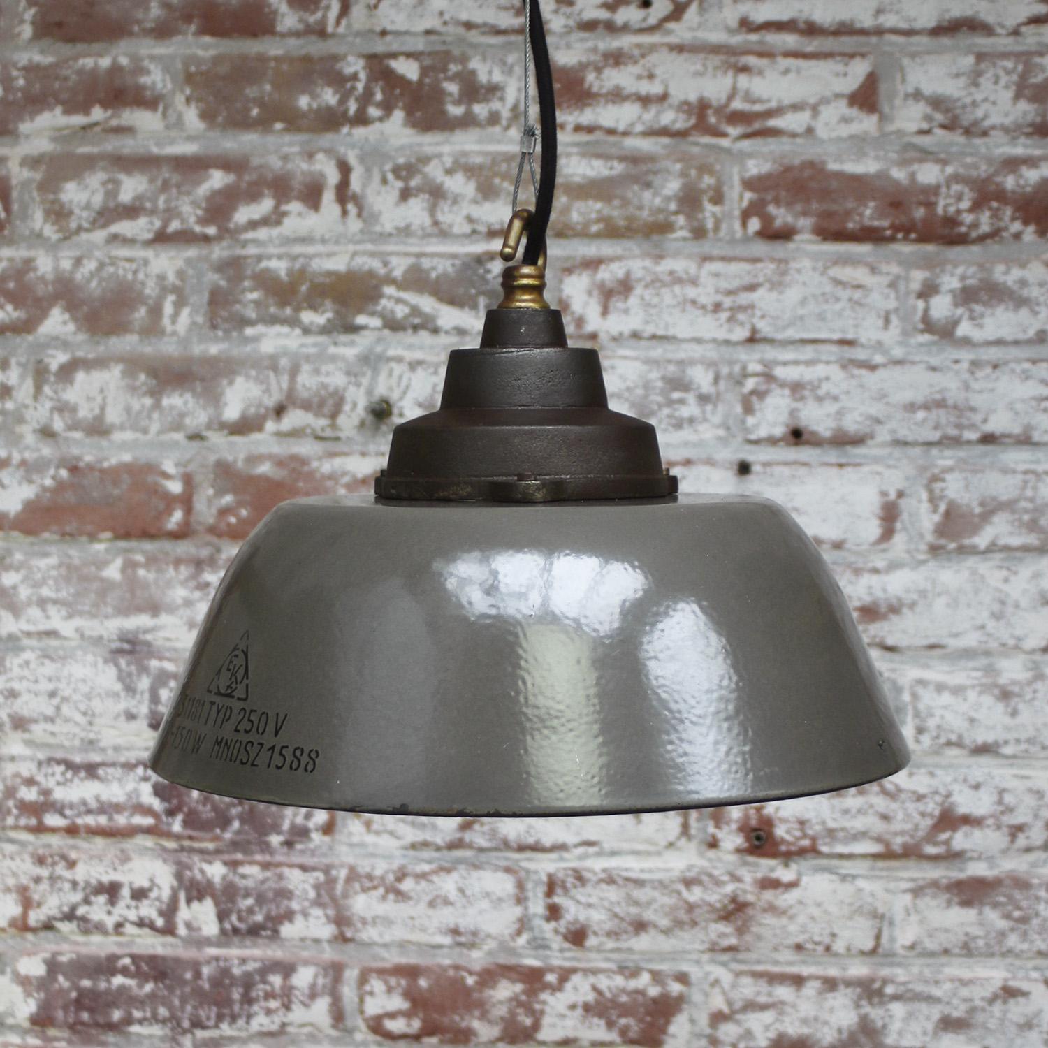 Brown Enamel Vintage Industrial Cast Iron Brass Pendant Lights In Good Condition For Sale In Amsterdam, NL