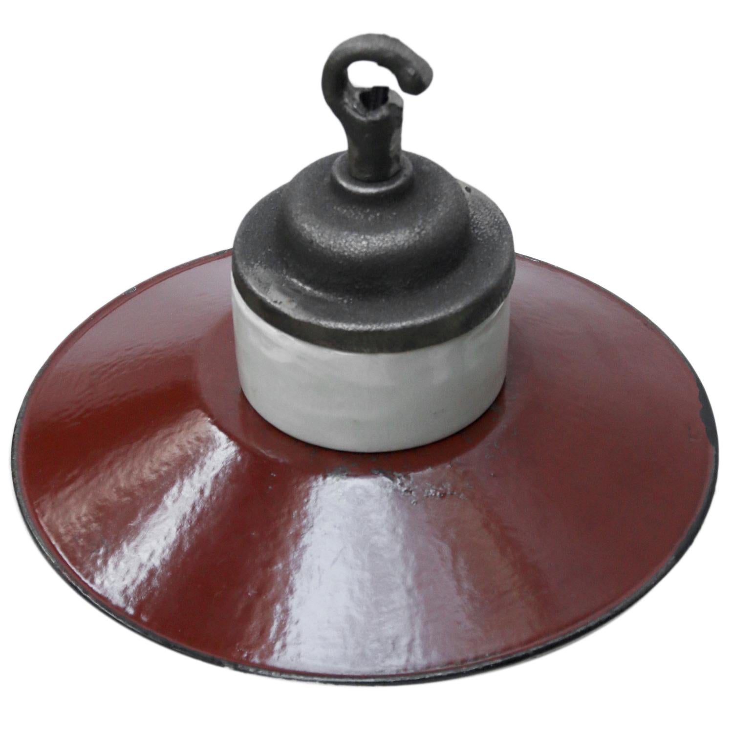 Porcelain Industrial hanging lamp.
White porcelain, cast iron and clear glass.
Red brown enamel shade
2 conductors, no ground.

Weight: 1.80 kg / 4 lb

Priced per individual item. All lamps have been made suitable by international standards