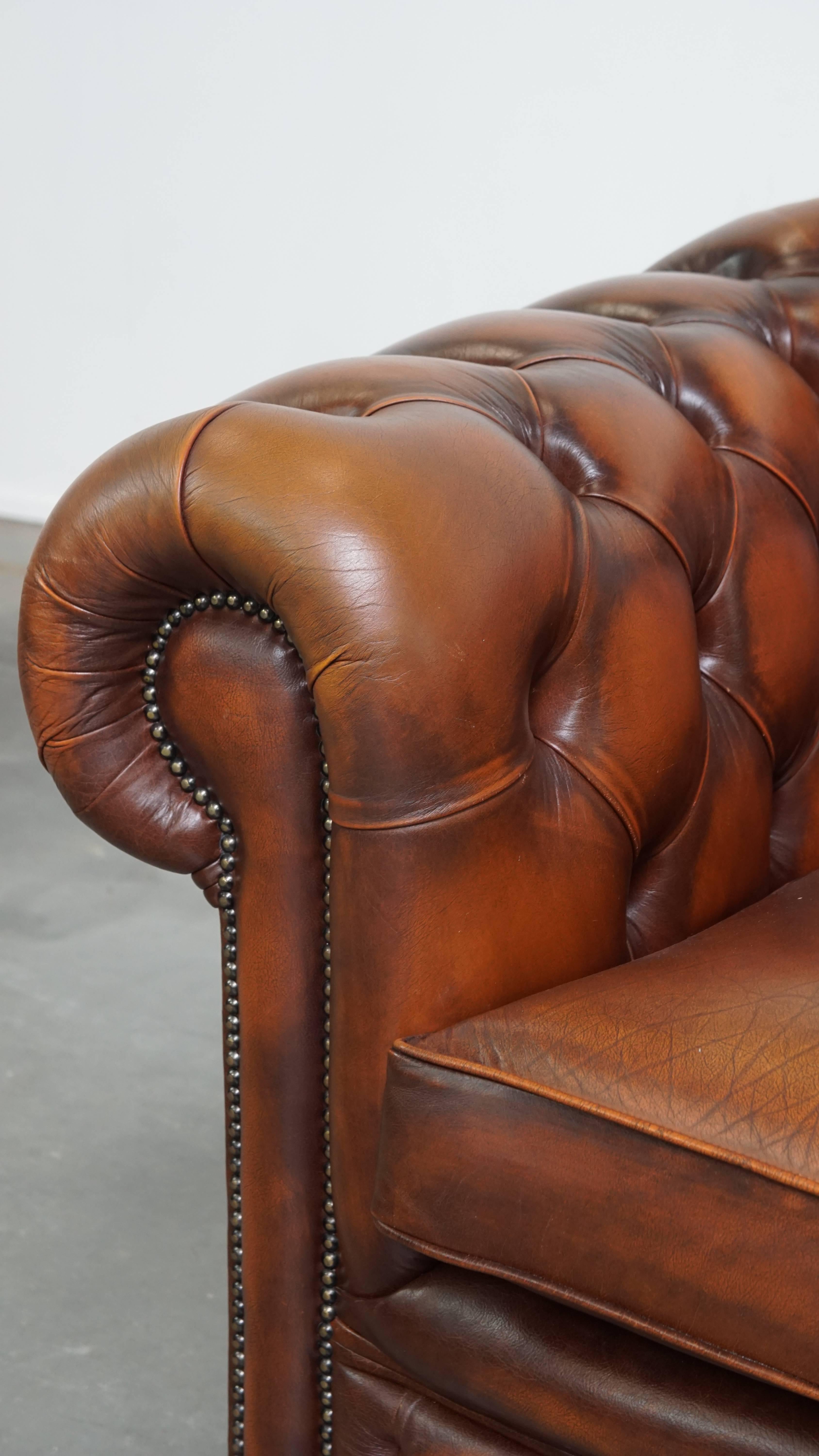 Sofá Chesterfield de 2,5 plazas en piel de vaca inglesa marrón en venta 5
