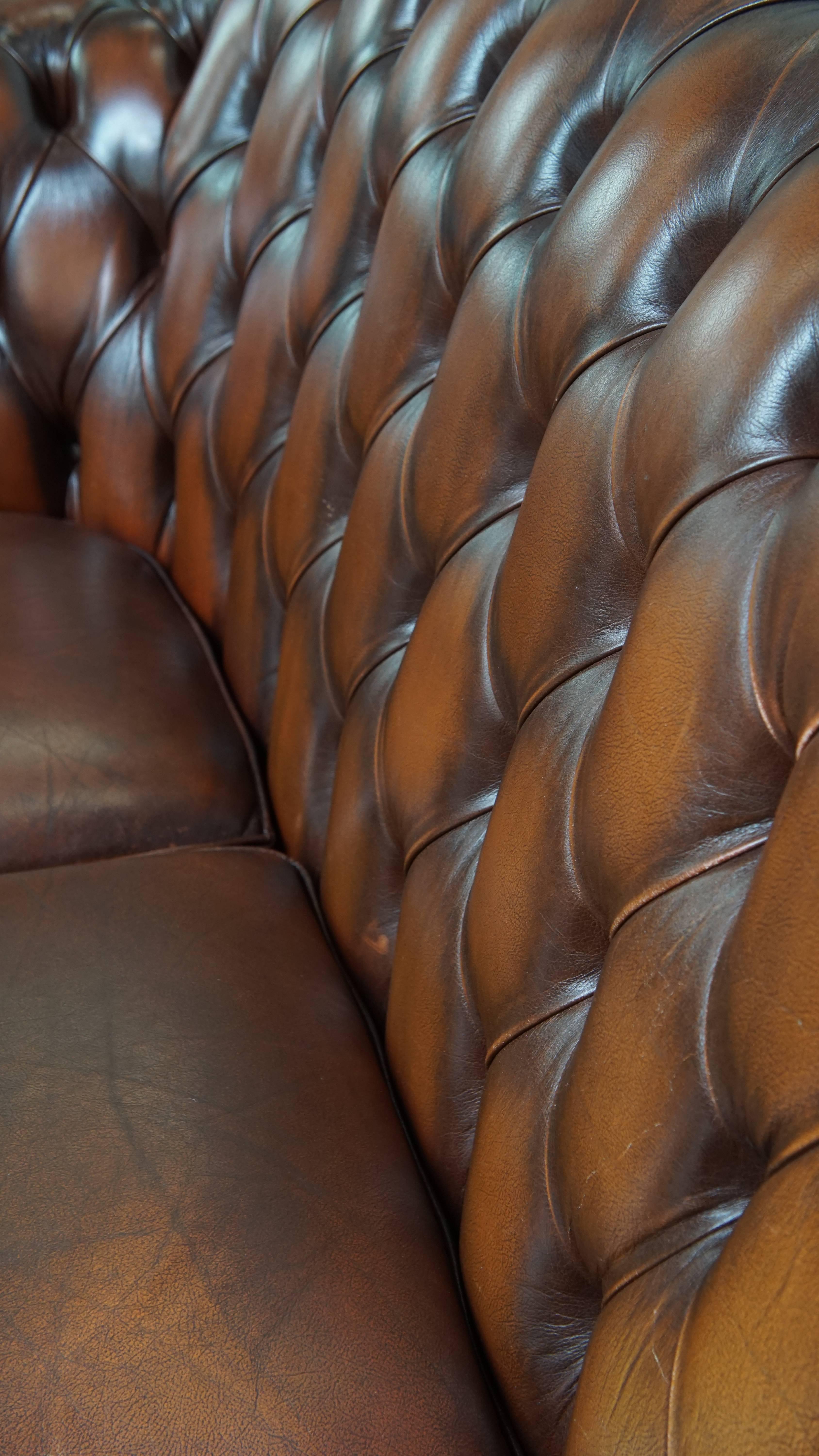 Sofá Chesterfield de 2,5 plazas en piel de vaca inglesa marrón en venta 9