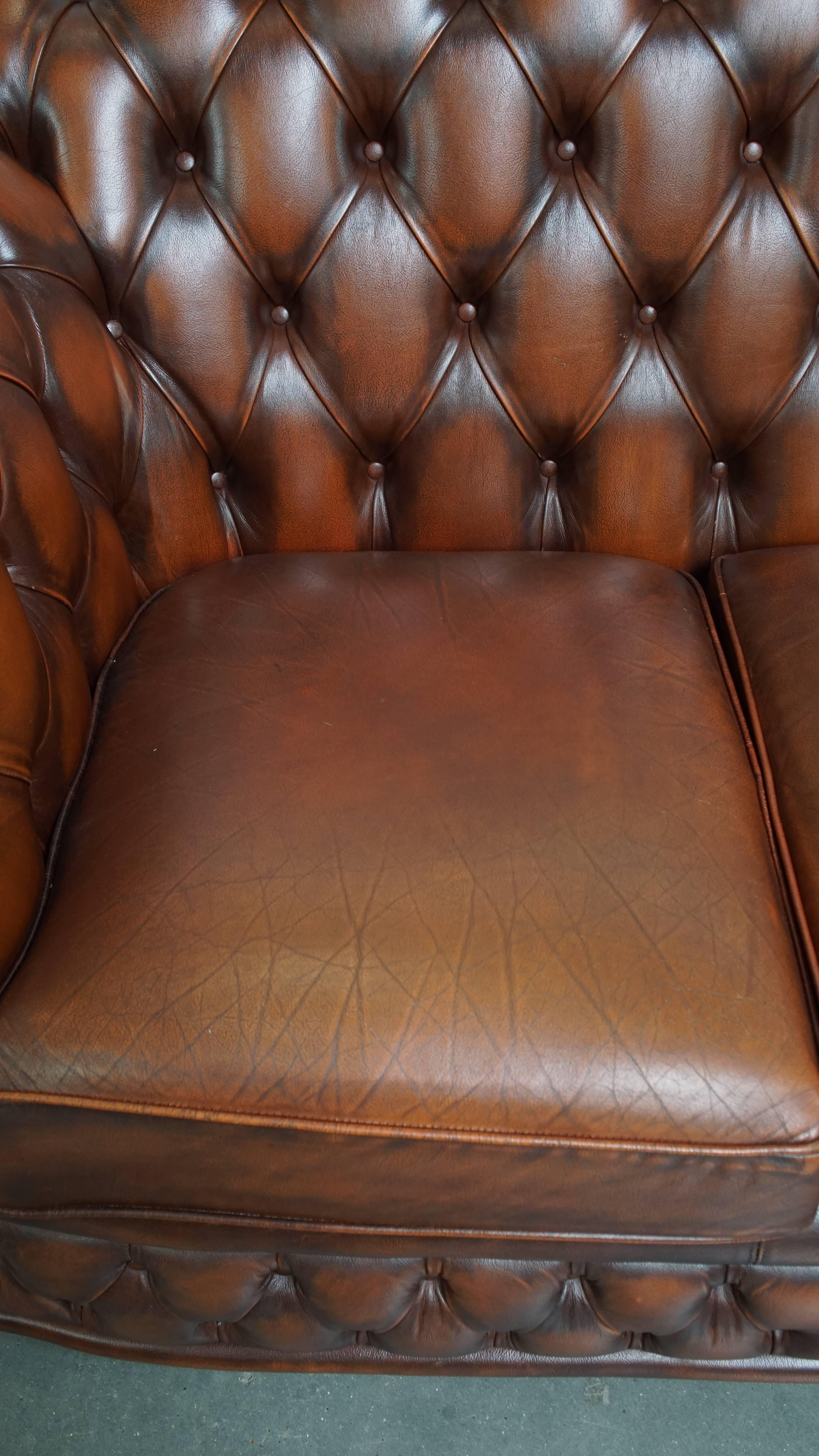Sofá Chesterfield de 2,5 plazas en piel de vaca inglesa marrón siglo XX en venta