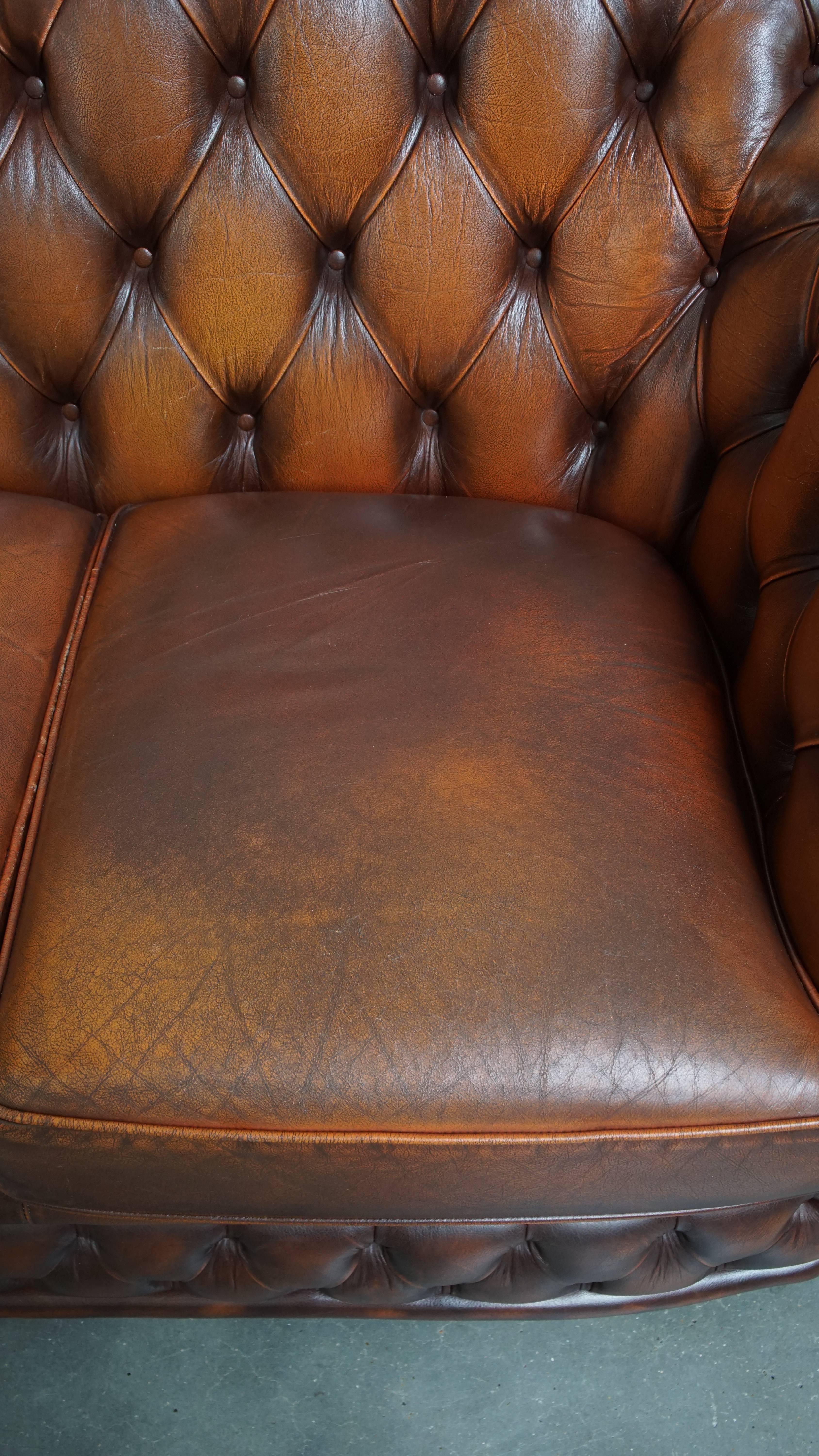 Sofá Chesterfield de 2,5 plazas en piel de vaca inglesa marrón en venta 1