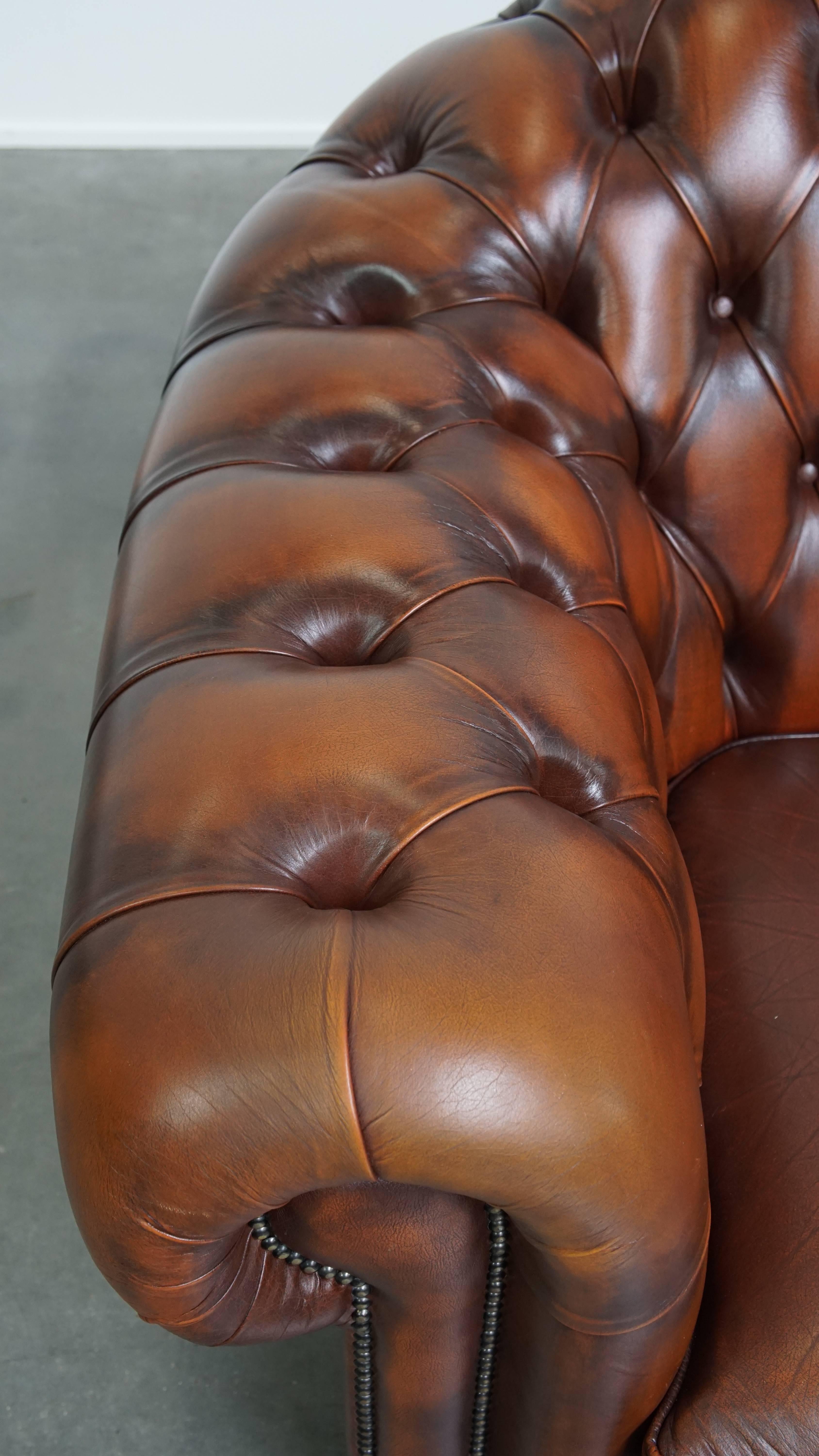 Sofá Chesterfield de 2,5 plazas en piel de vaca inglesa marrón en venta 2