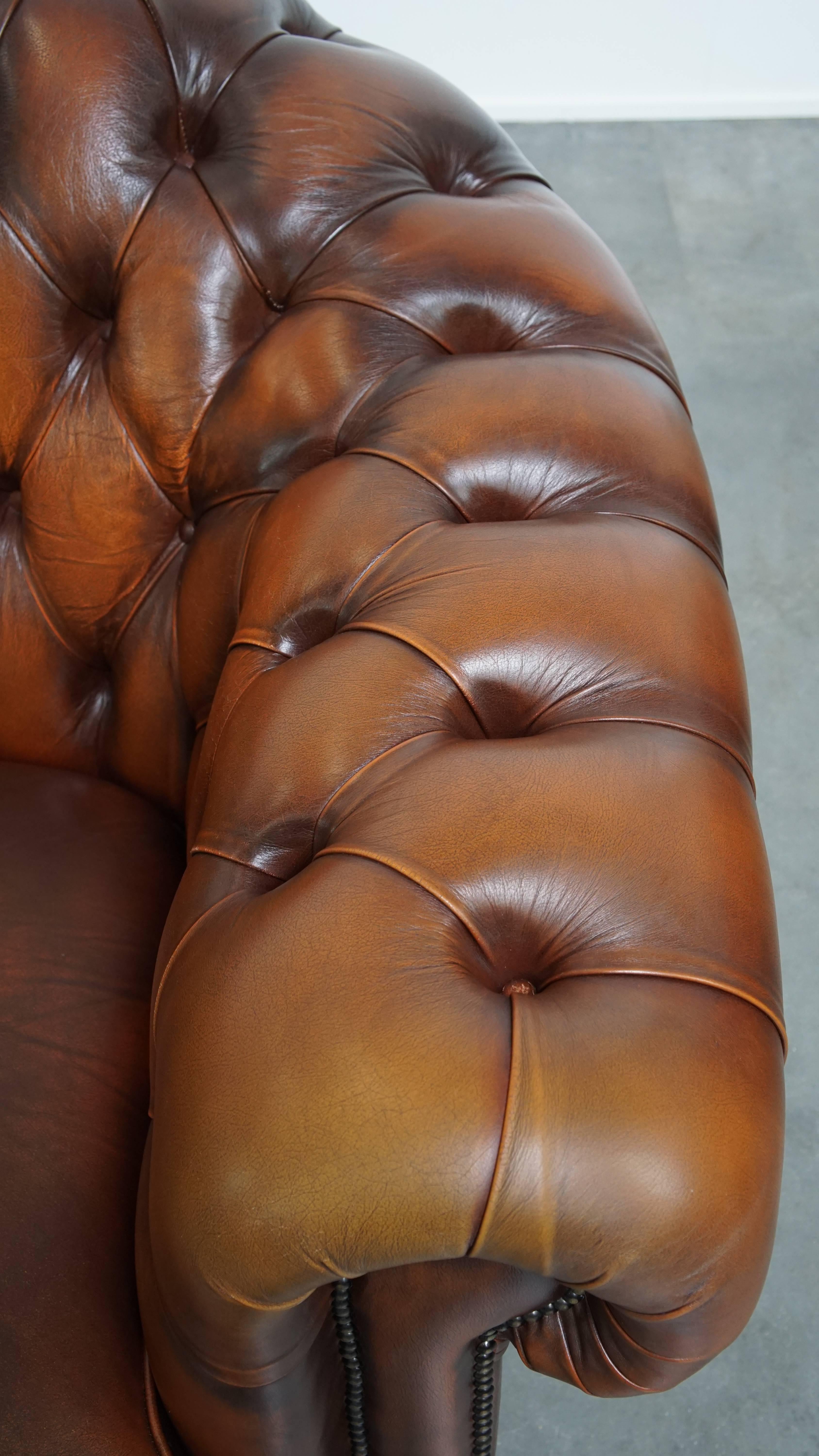 Sofá Chesterfield de 2,5 plazas en piel de vaca inglesa marrón en venta 3