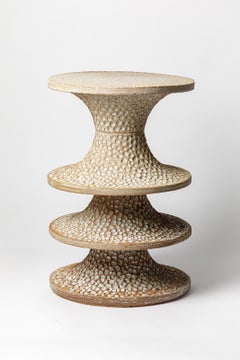 Taburete de gres engobado marrón de Mart Schrijvers, 2024.