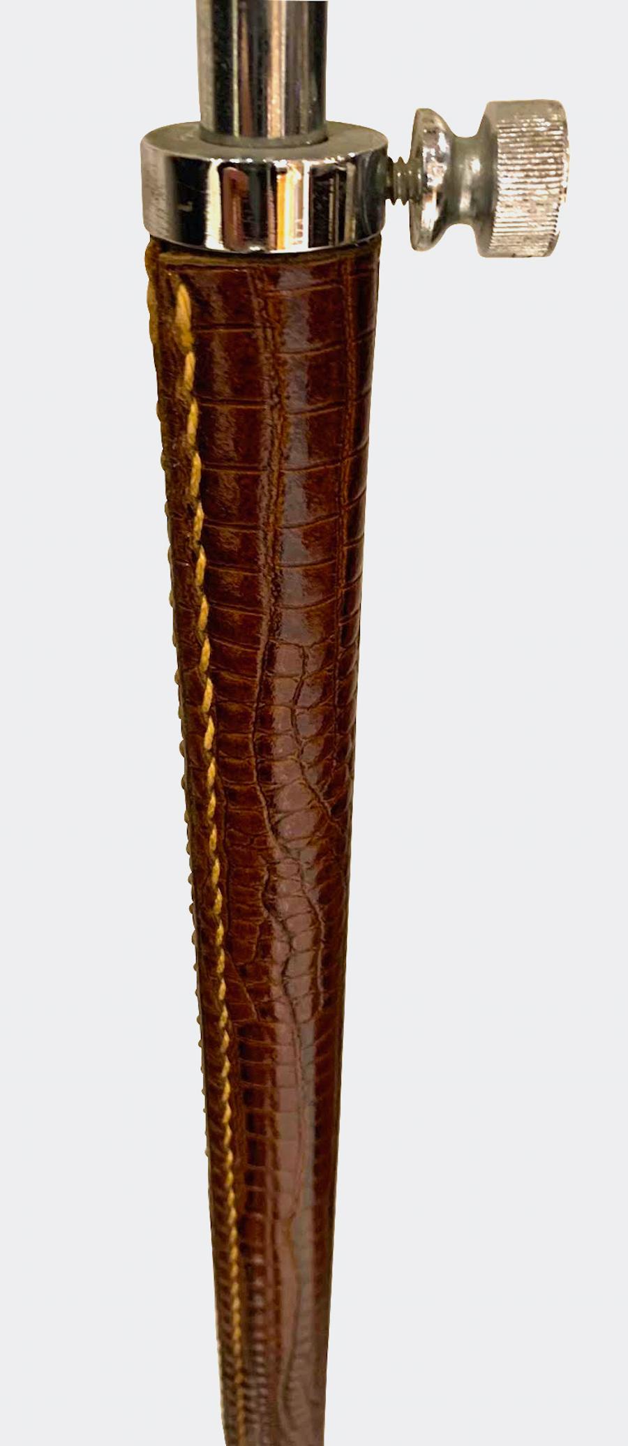 Lampadaire espagnol des années 1960, entièrement gaufré en faux alligator brun.
Hauteur de l'appareil 44