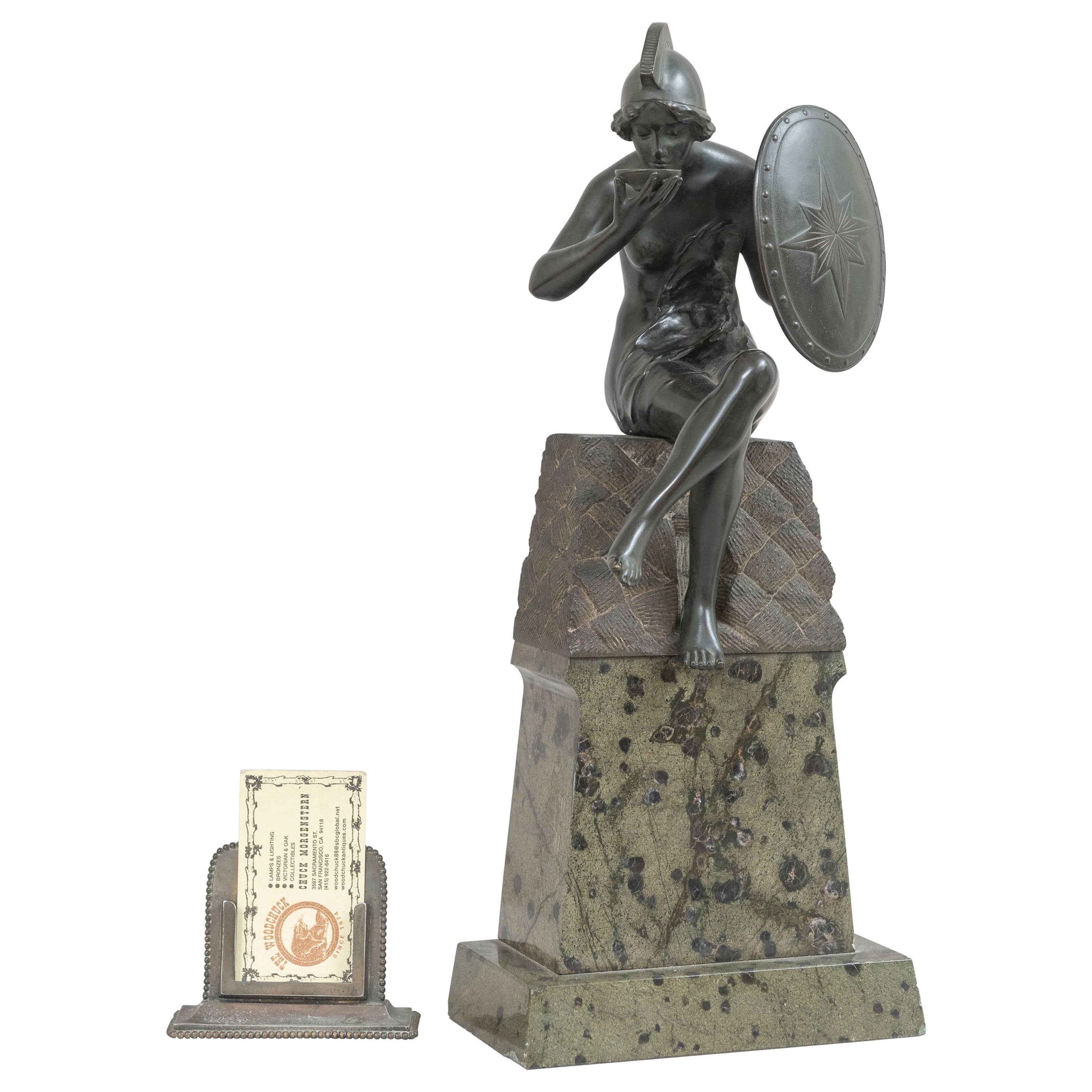 Questo bronzo insolito ha davvero attirato la nostra attenzione. La donna guerriera seduta, appollaiata in cima a una base di marmo, è un aspetto raro nei bronzi antichi. Il bronzo è ben fuso e presenta una patina originale scura e calda. Il punto