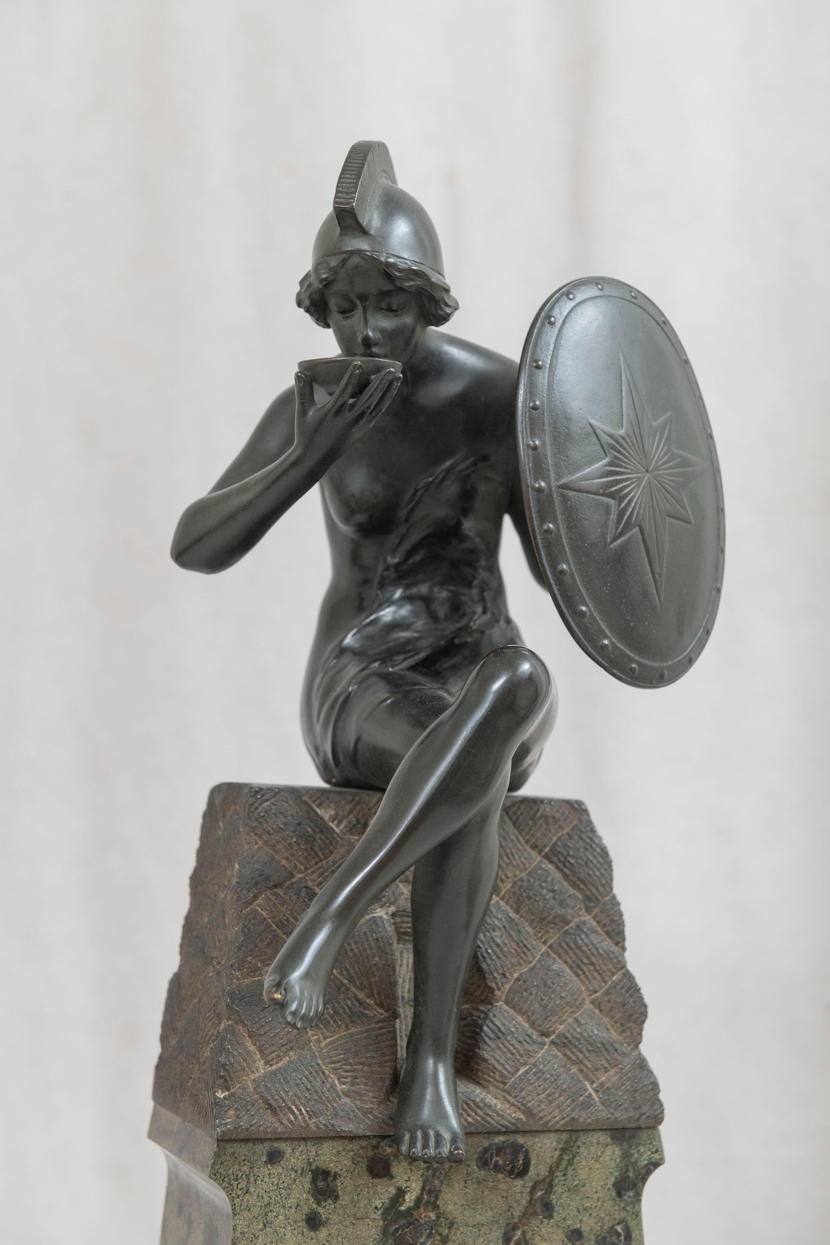 Altro Guerriero femminile W. Brown con scudo, su base di marmo intagliato, Germania, 1900 ca. in vendita