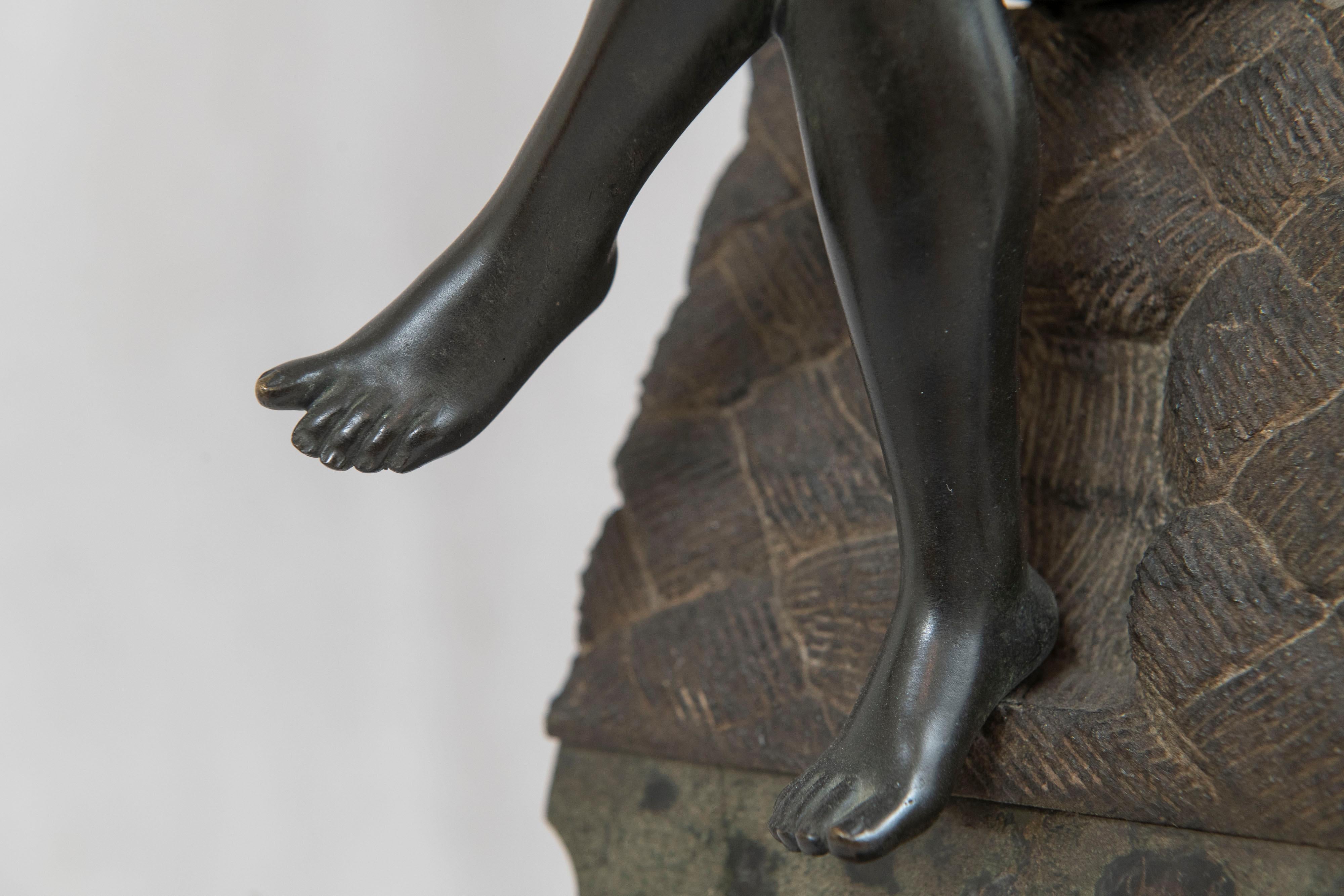Bronzo Guerriero femminile W. Brown con scudo, su base di marmo intagliato, Germania, 1900 ca. in vendita