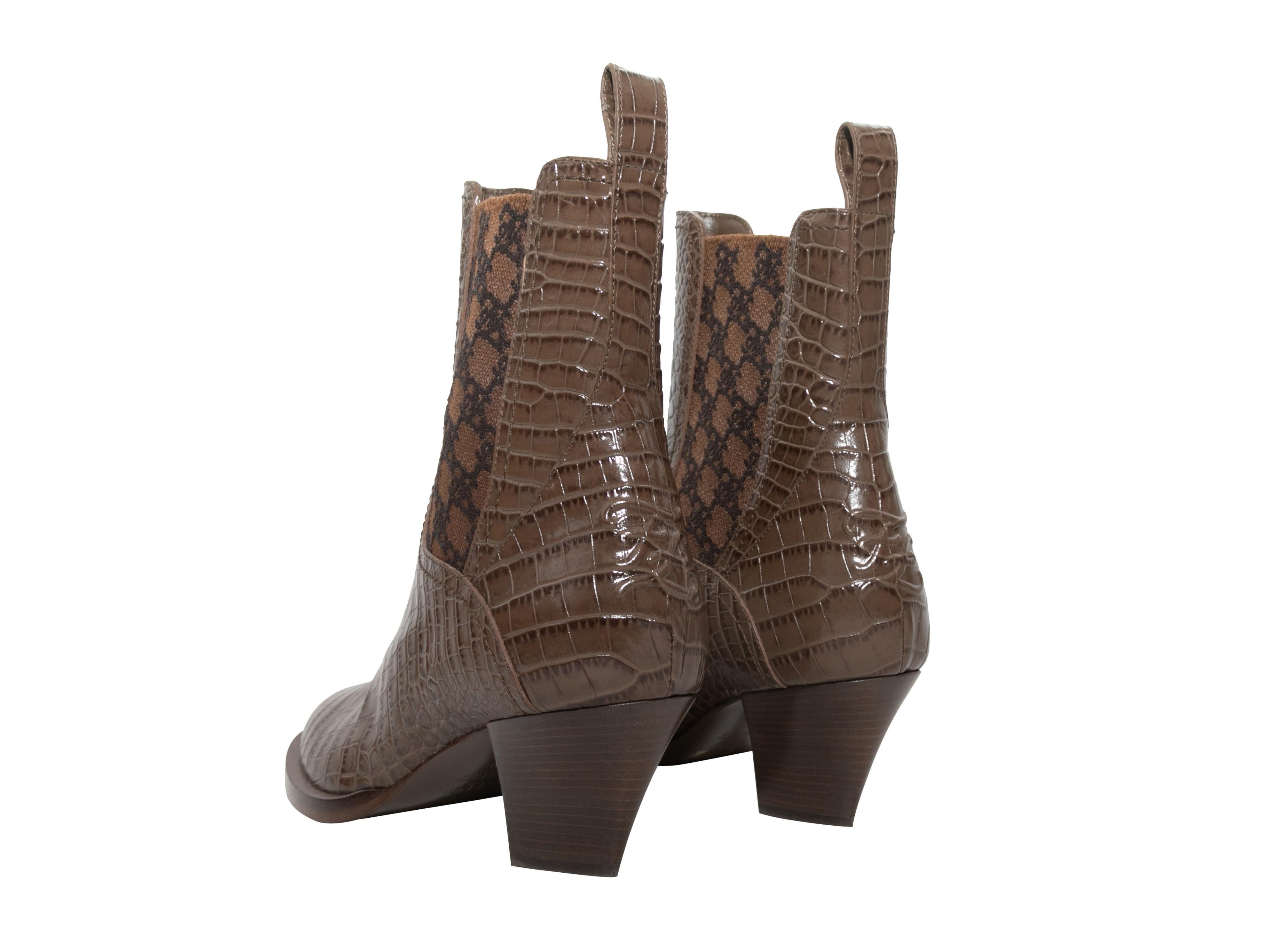 Botines con tacón de cocodrilo en relieve marrón Fendi talla 38 en Bueno estado para la venta en New York, NY