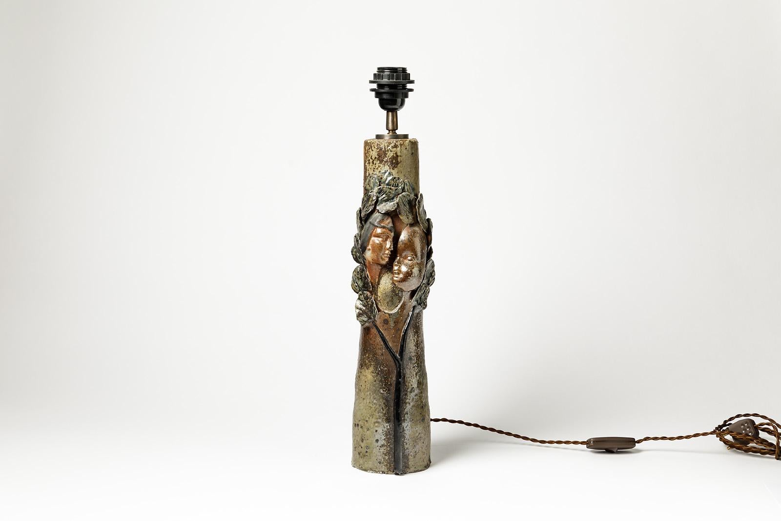 Alain Girel (1945-2001)

Importante lampe de table en céramique grès de l'artiste français.

La lampe sculpturale représente un couple et un décor végétal.

Excellent état d'origine.

Réalisé vers 1975.

Le système électrique est neuf.

Signé sous