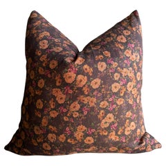 Braunes geblümtes Leinenkissen mit Messing-Reißverschluss und Daunenfederneinsatz