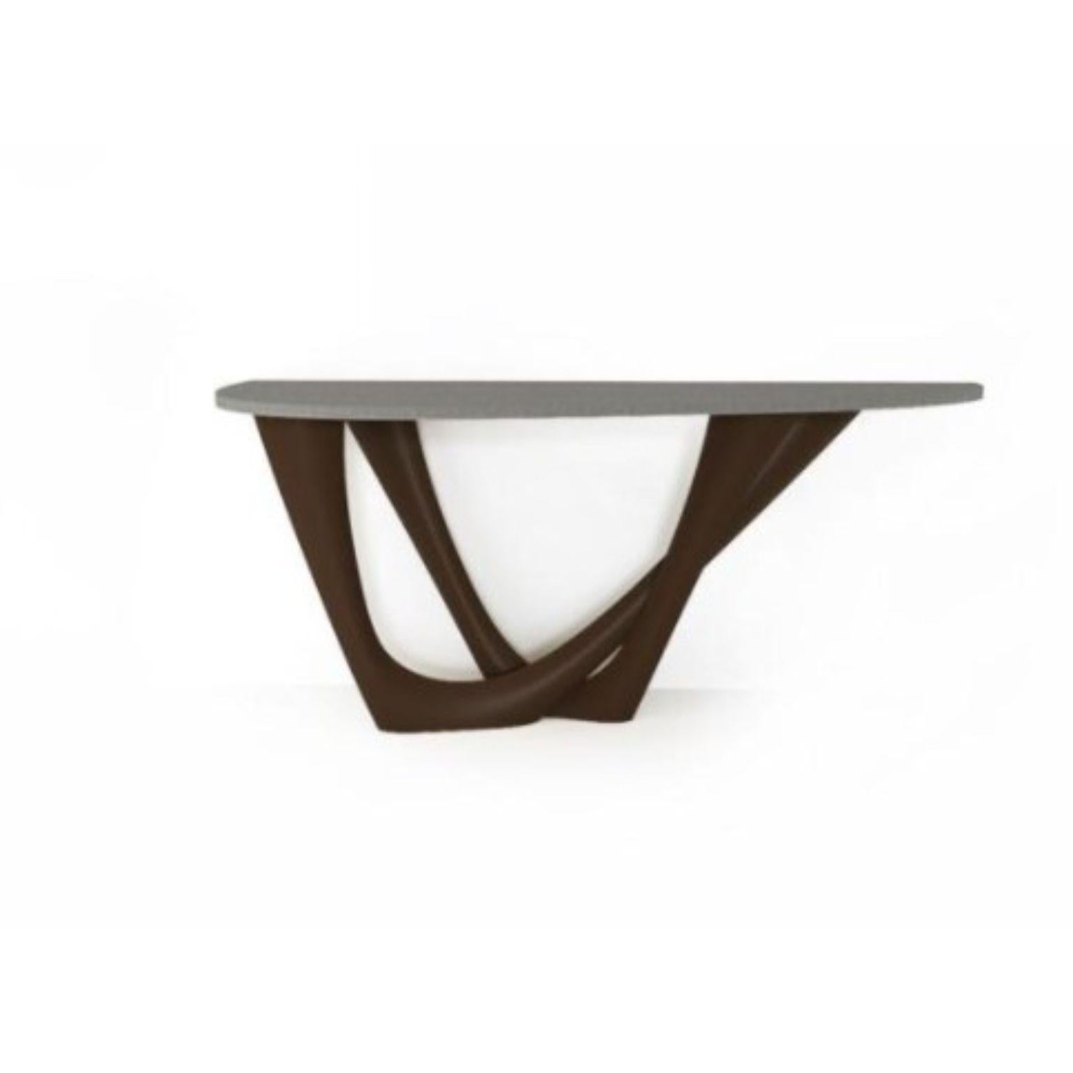 Duo de consoles G marron avec plateau en béton et base en acier de Zieta
Dimensions : P 56 x L 168 x H 75 cm 
Matériau : Acier au carbone, béton.
Disponible également en différentes couleurs et dimensions.

Le G-Console est un autre objet bionique