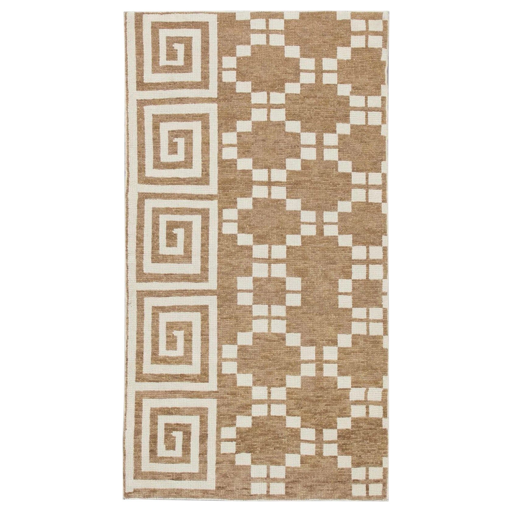 Tapis turc Oushak en laine marron à motifs géométriques tissés à la main 2'10" x 5'1". en vente