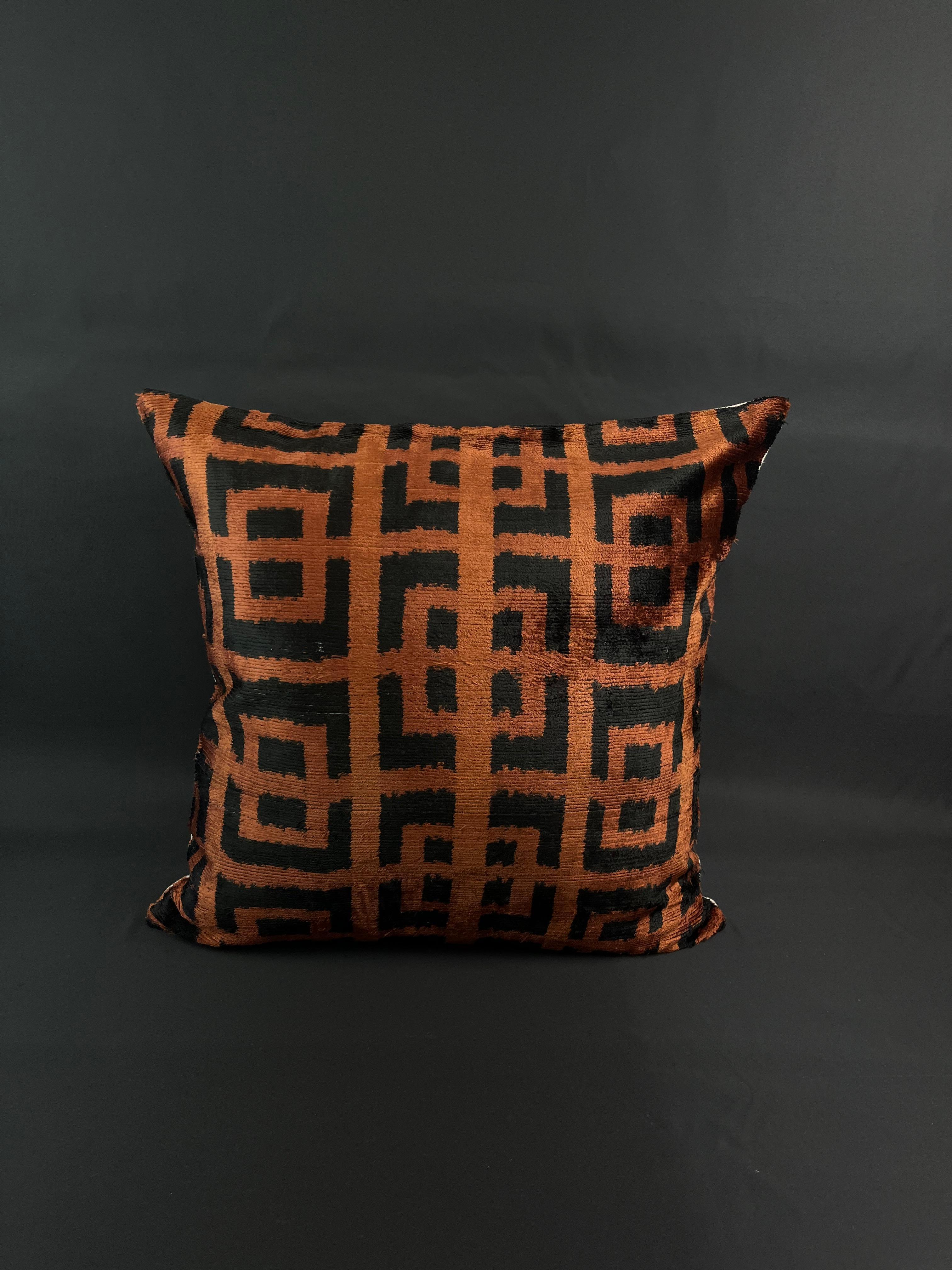 Brown Geometric Design Velvet Silk Ikat Pillow Cover In New Condition For Sale In Houston, TX