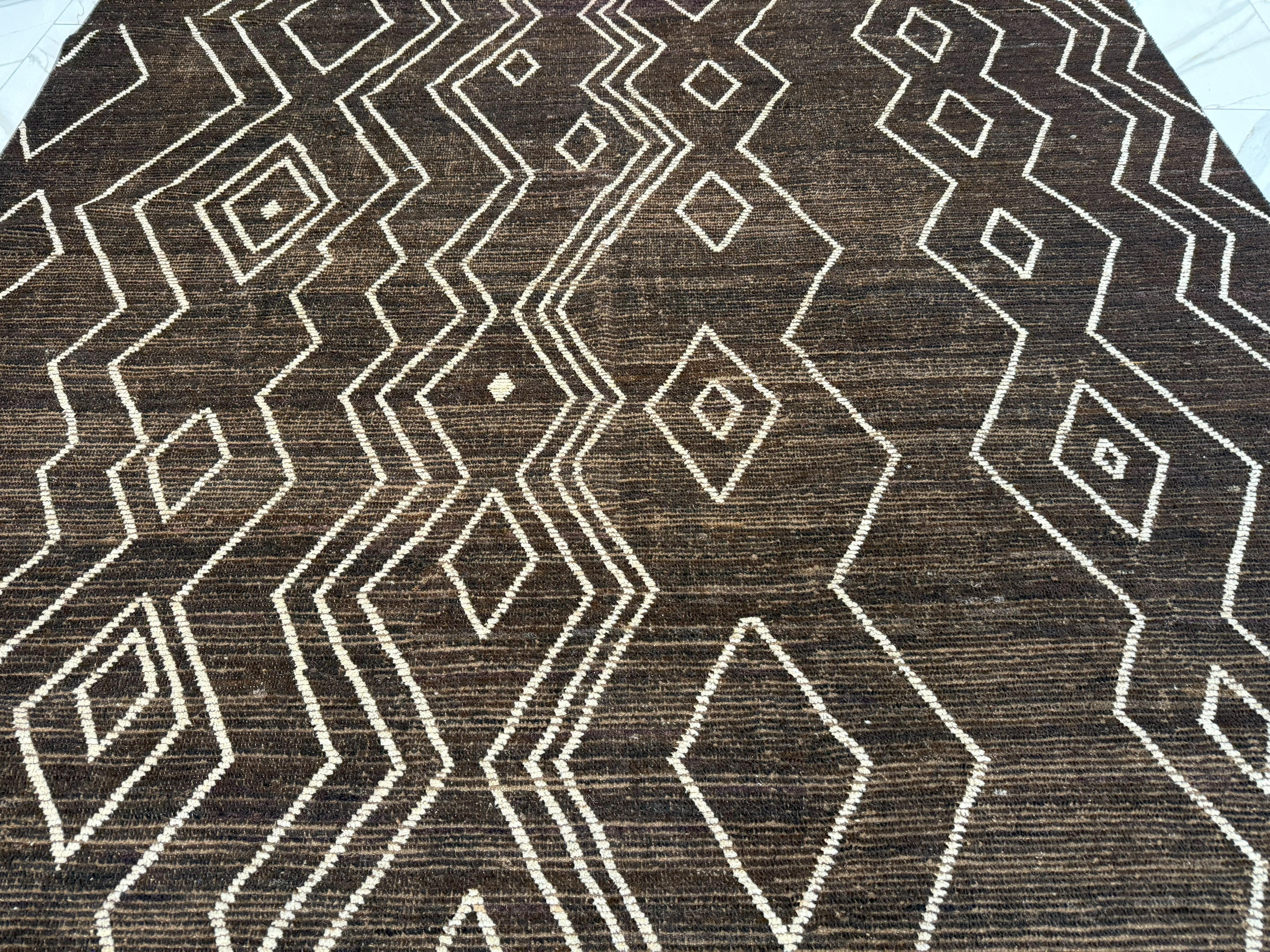 Pakistanais Brown Geometric Moroccan G Design Area Rug en vente