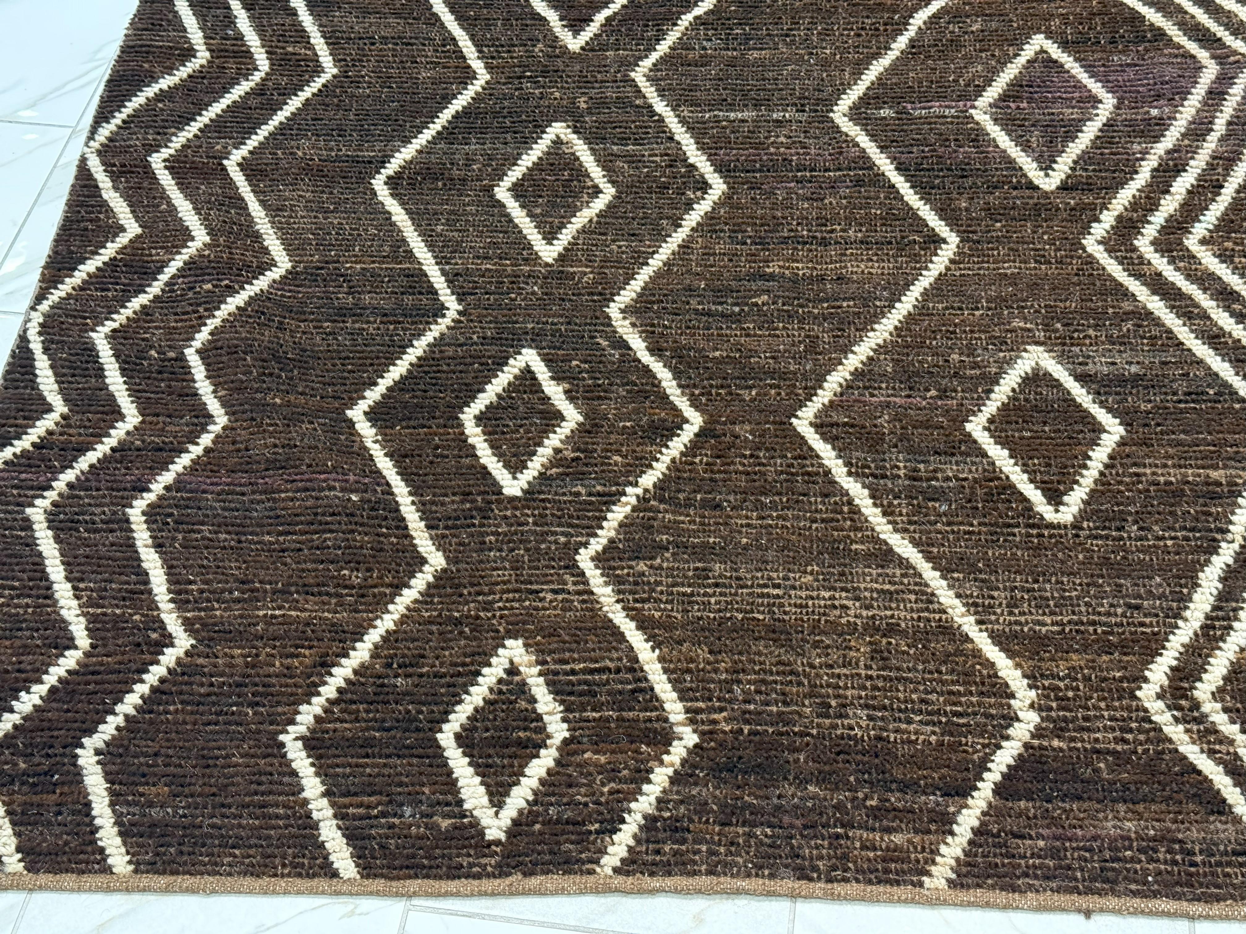 Noué à la main Brown Geometric Moroccan G Design Area Rug en vente