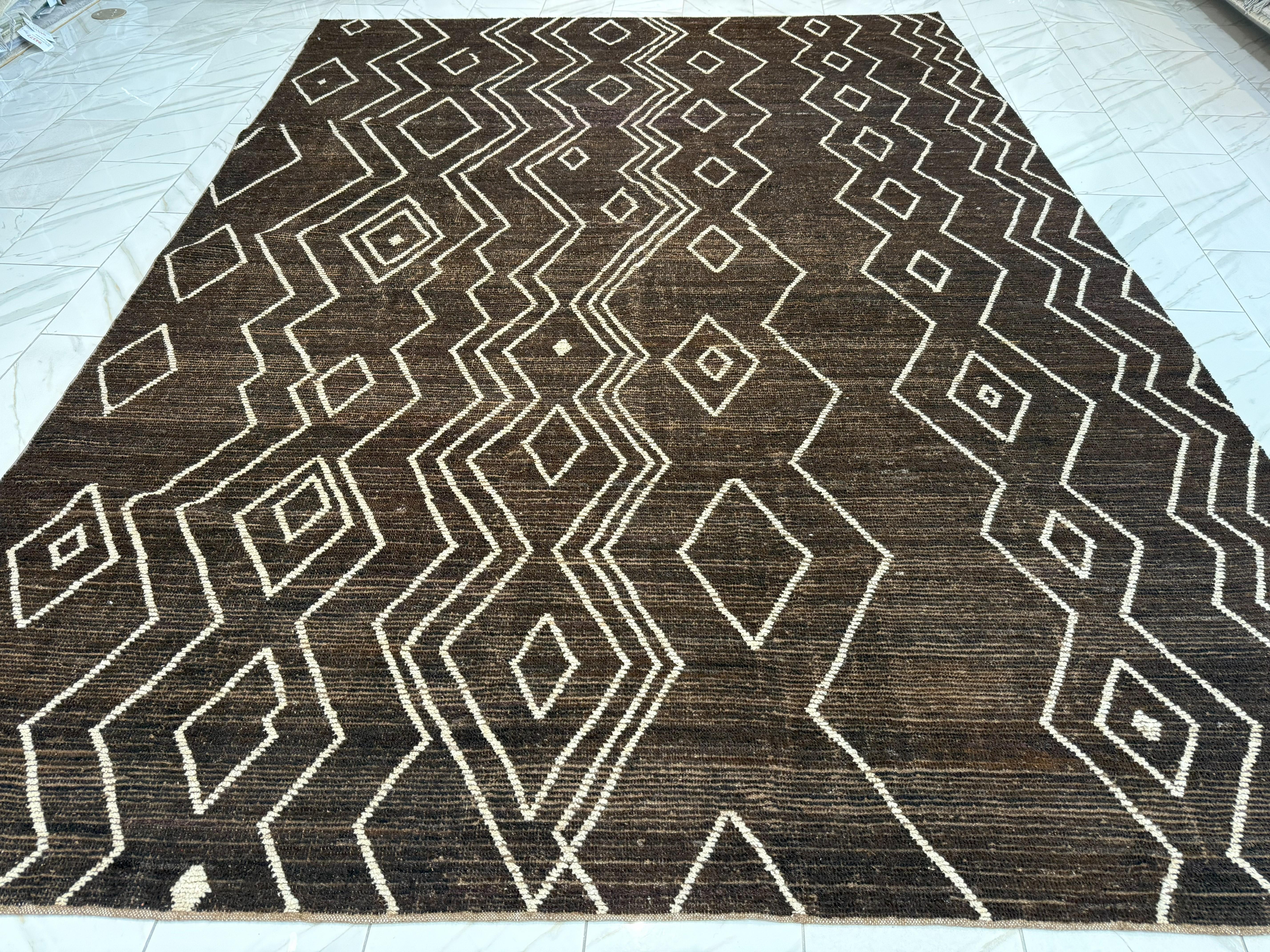 XXIe siècle et contemporain Brown Geometric Moroccan G Design Area Rug en vente